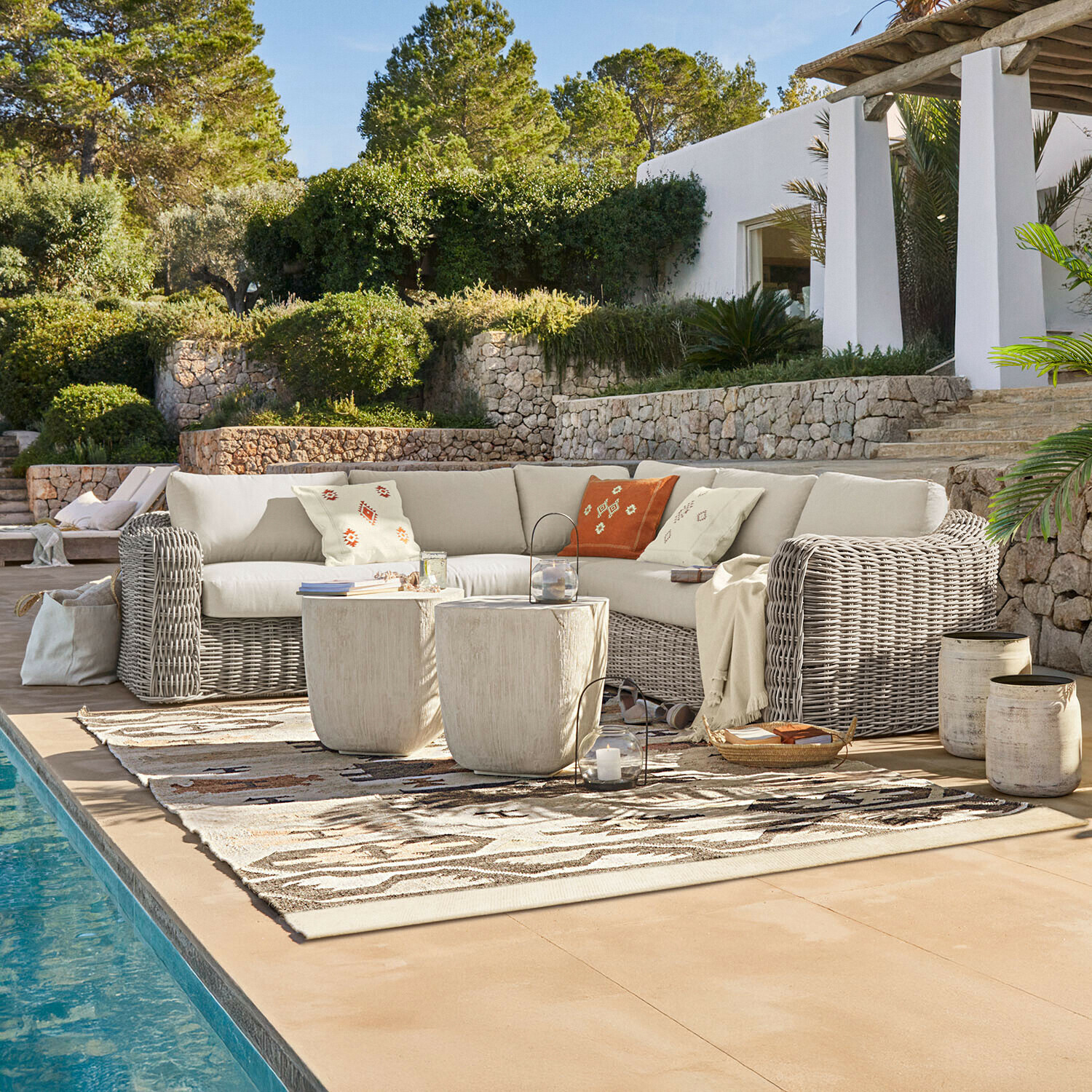 Sitzgruppe Eravinto Gartenmöbel-Set mit beigem Rattansofa und dekorativen Kissen am Poolbereich