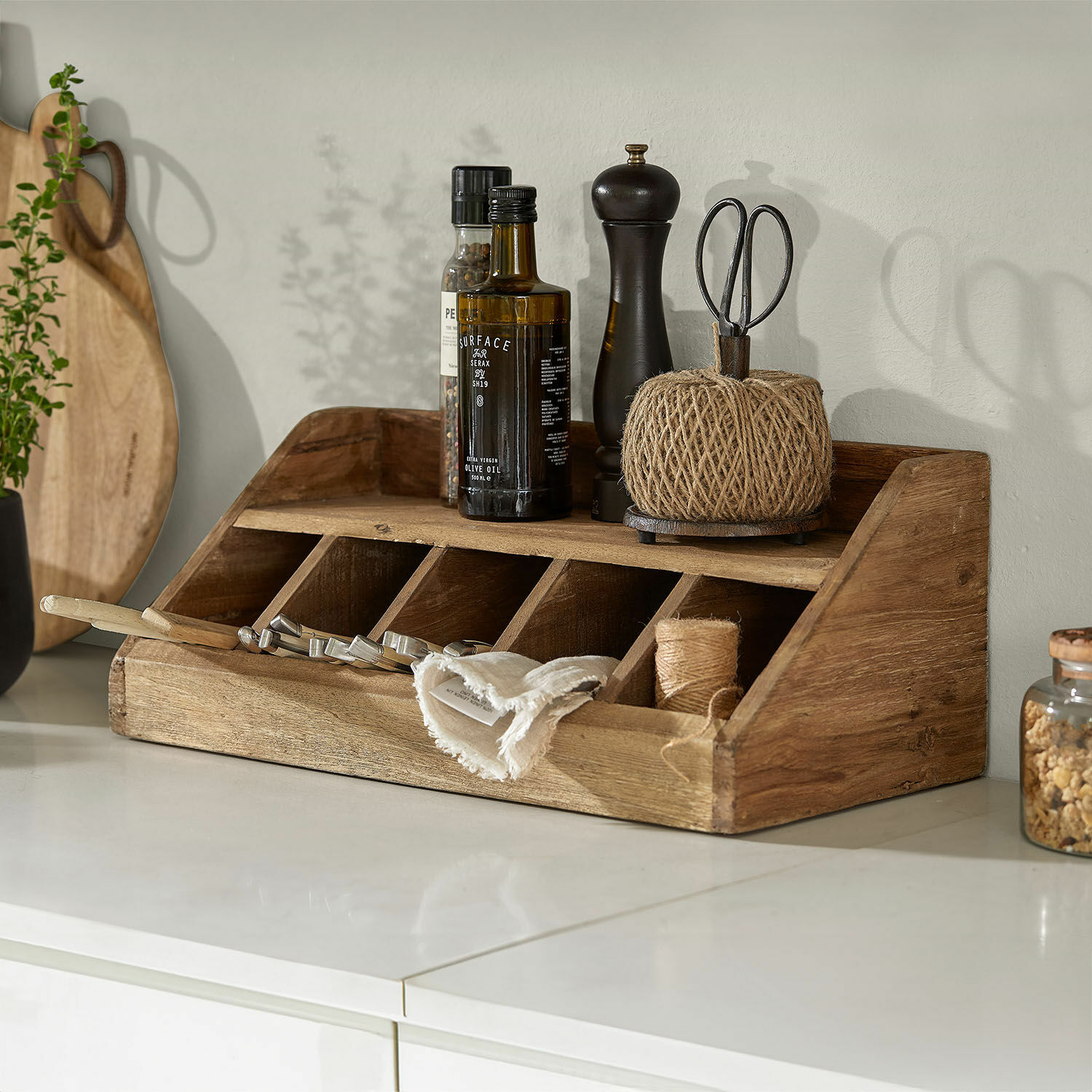 Besteckkasten Ursélie Küchenorganizer aus Holz mit Fächern und Gewürzen auf weisser Arbeitsplatte, Naturholzfarbe