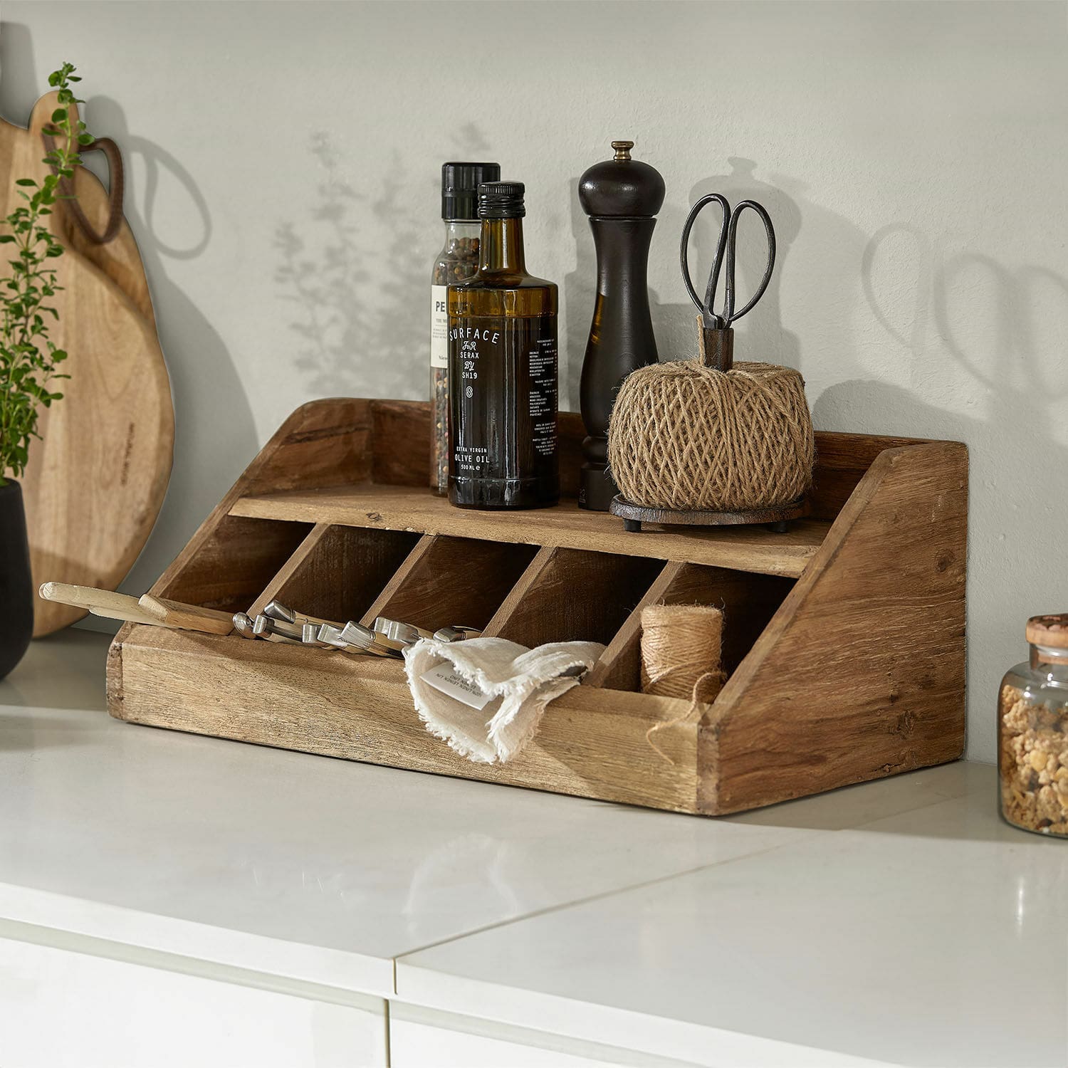 Besteckkasten Ursélie Küchenorganizer aus Holz mit Fächern und Gewürzen auf weisser Arbeitsplatte, Naturholzfarbe