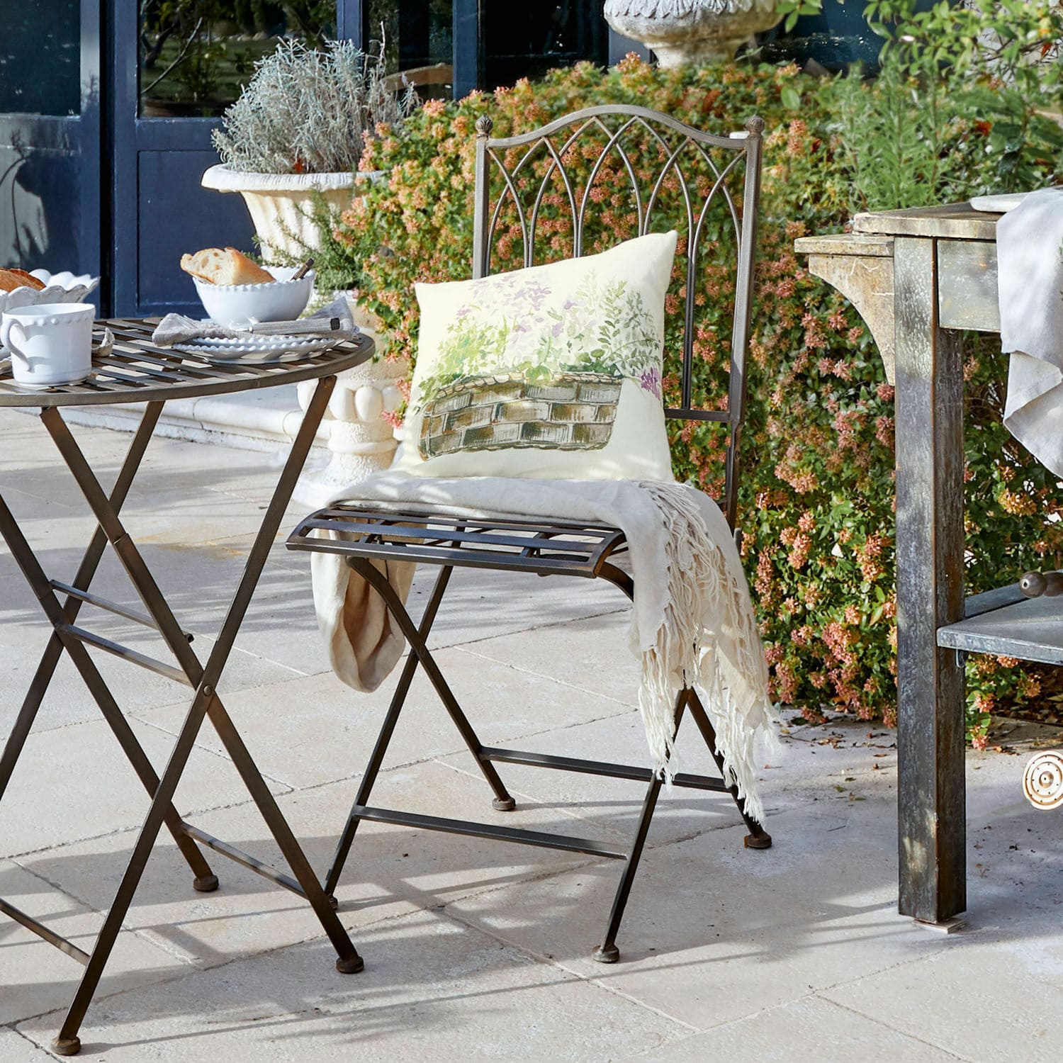 Stuhl Brignoles Brauner Metall-Klapptisch und Stuhl auf der Terrasse mit Kissen und Decke für Gartenmöbel