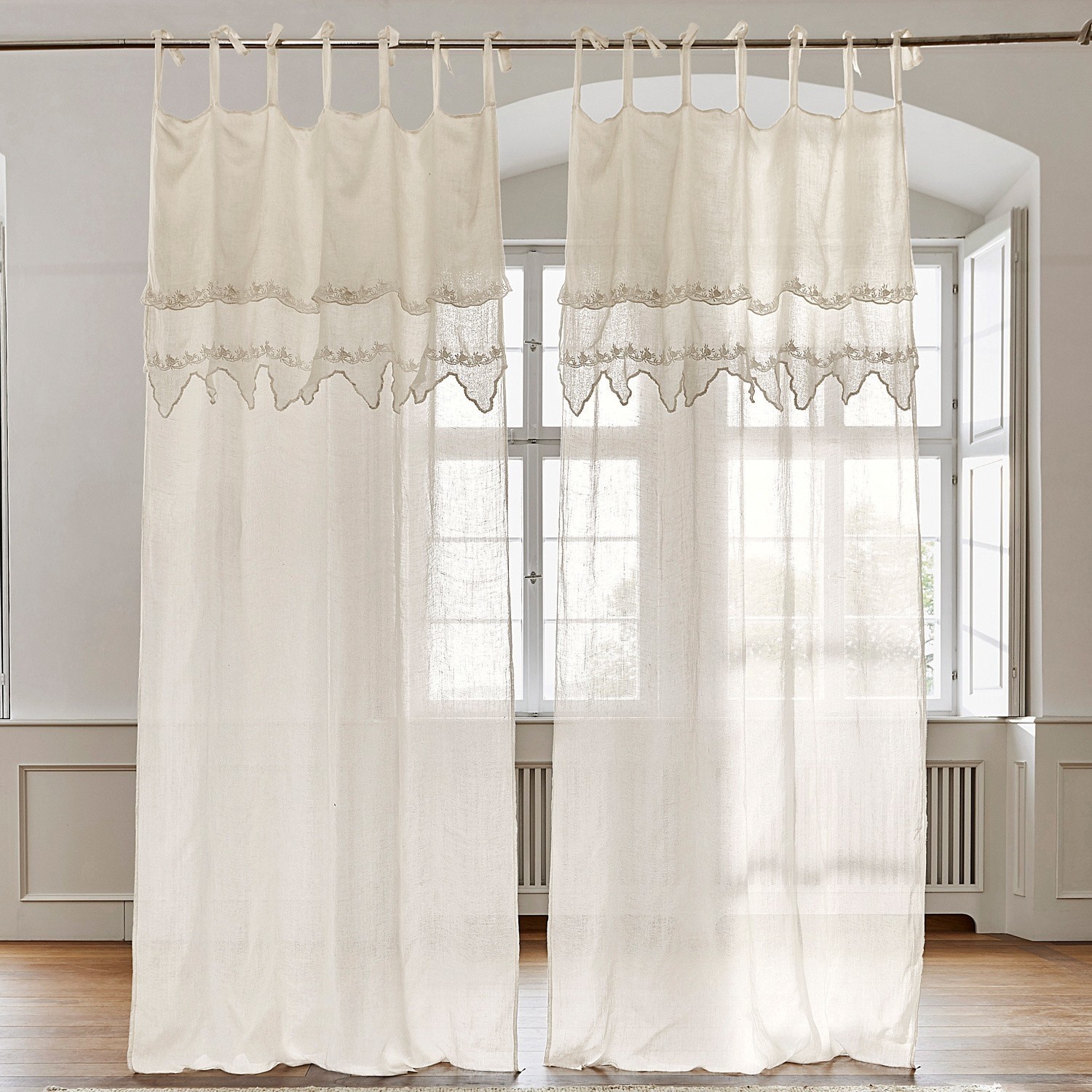 Gardine Melania Beige Gardine aus leichtem Stoff mit besticktem Muster, elegante Fensterdekoration fürs Wohnzimmer.