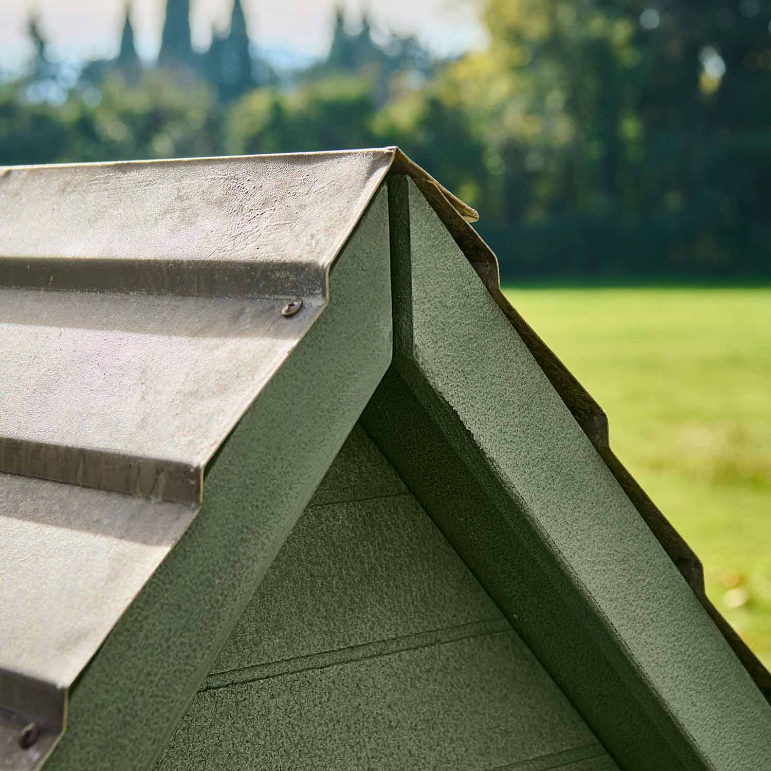 Grünes, strukturiertes Dach mit Metallabdeckung im sonnigen Außenbereich