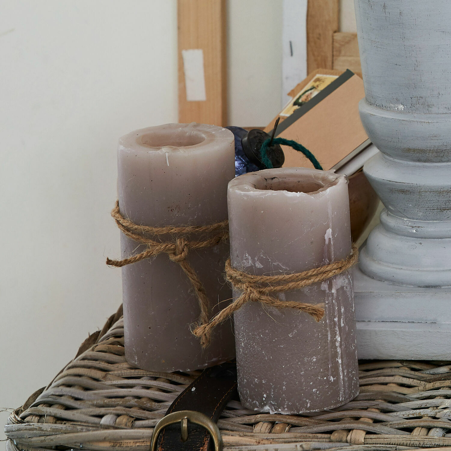 Kerze 4er Set Braga Zwei graue Wachskerzen mit Juteband auf einem Korb aus Weidenholz, Wohnaccessoire