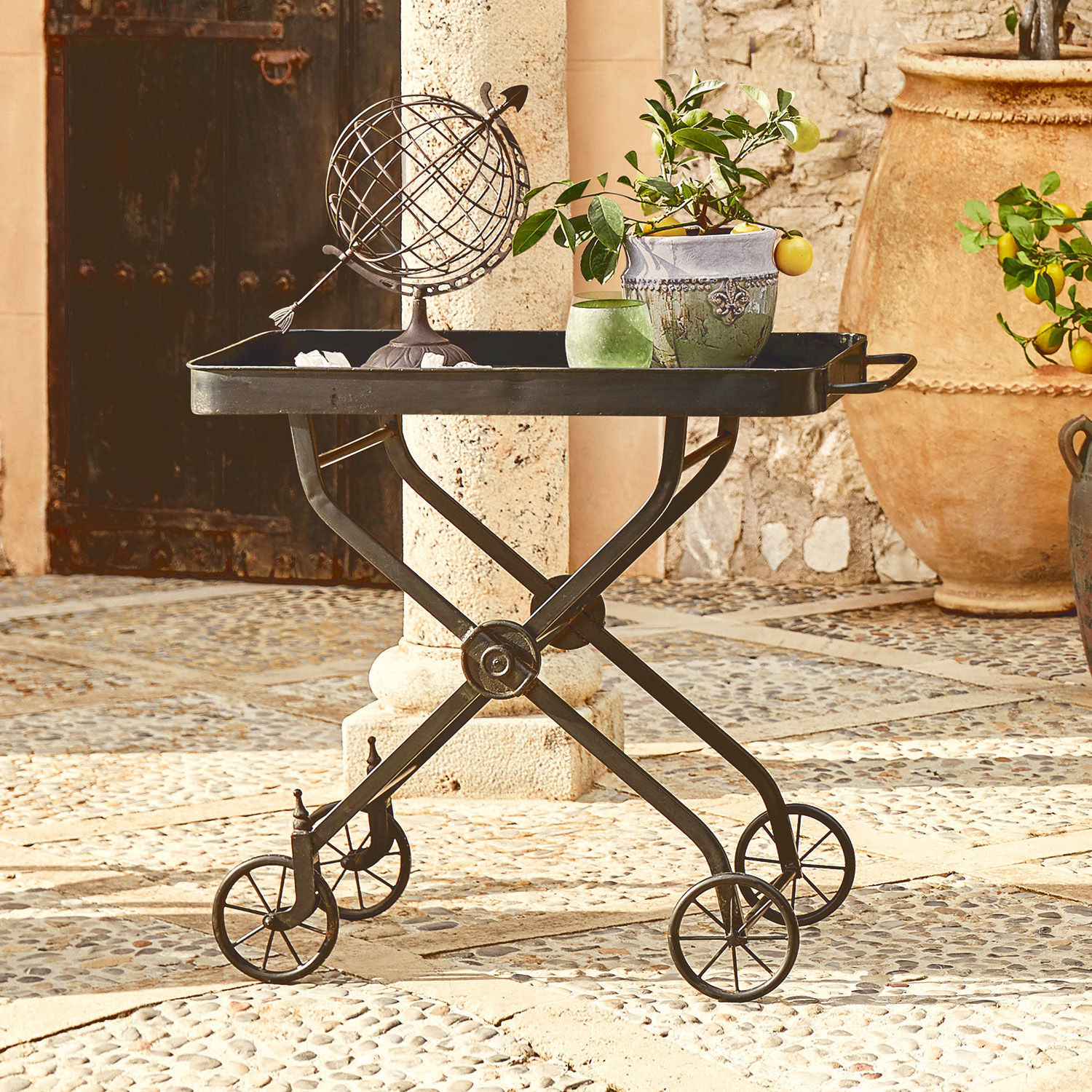Servierwagen Norfolk Schwarzer Metall-Servierwagen mit Rollen und Tablett, dekoriert mit Blumentopf und Globus