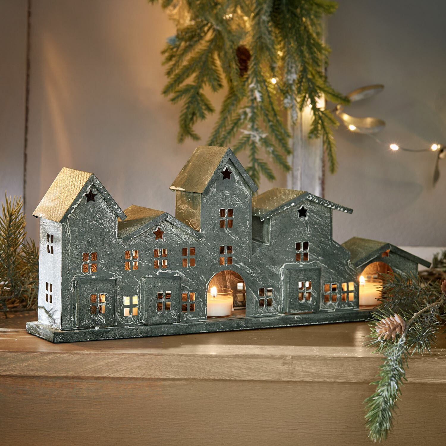 Metall-Dekoration in Form von Häusern mit Kerzenlicht, grau, winterliche Weihnachts-Tischdeko