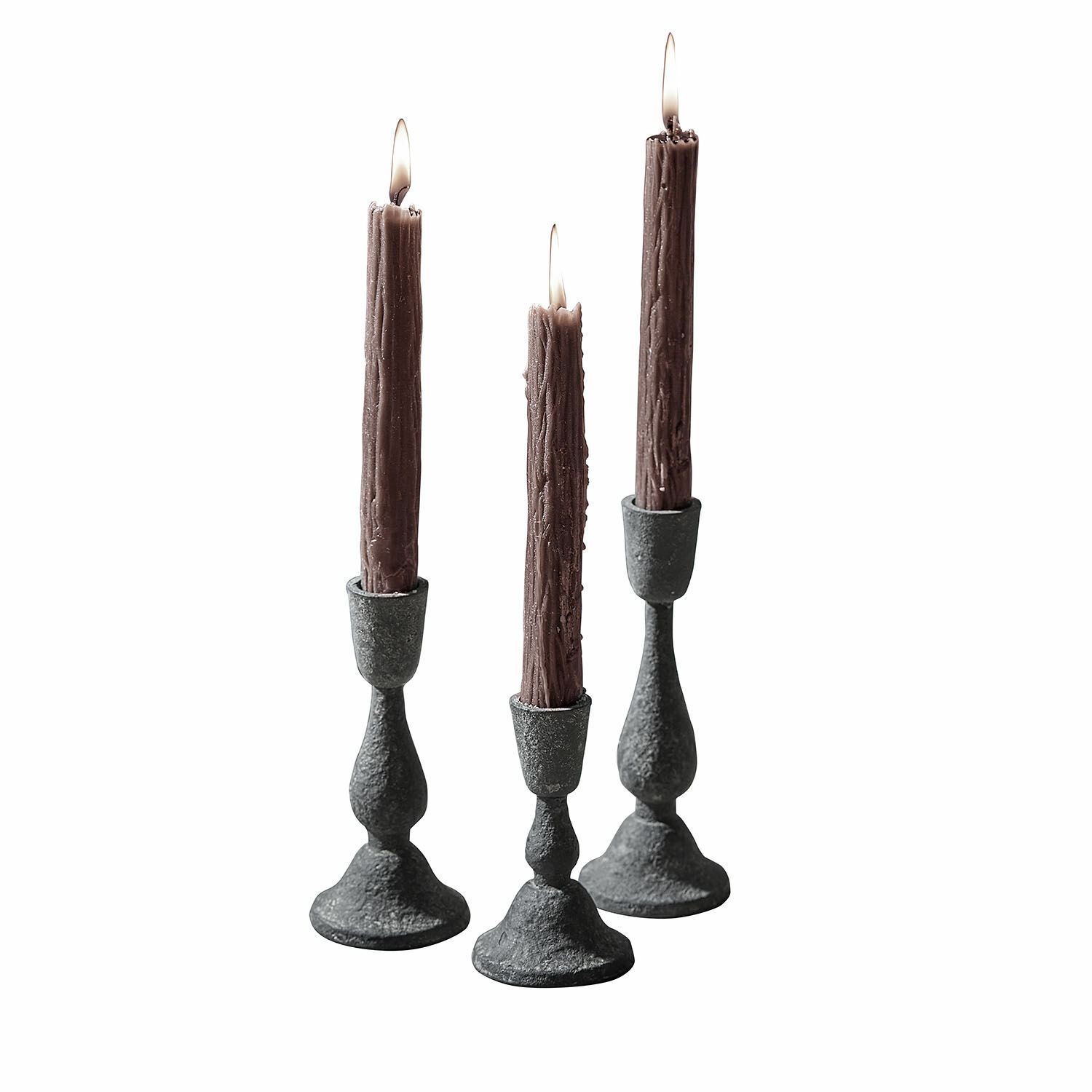 Kerzenhalter 3er Set Lavignoux Set aus drei schwarzen Metallkerzenhaltern mit braunen Kerzen zur Wohnraumdekoration