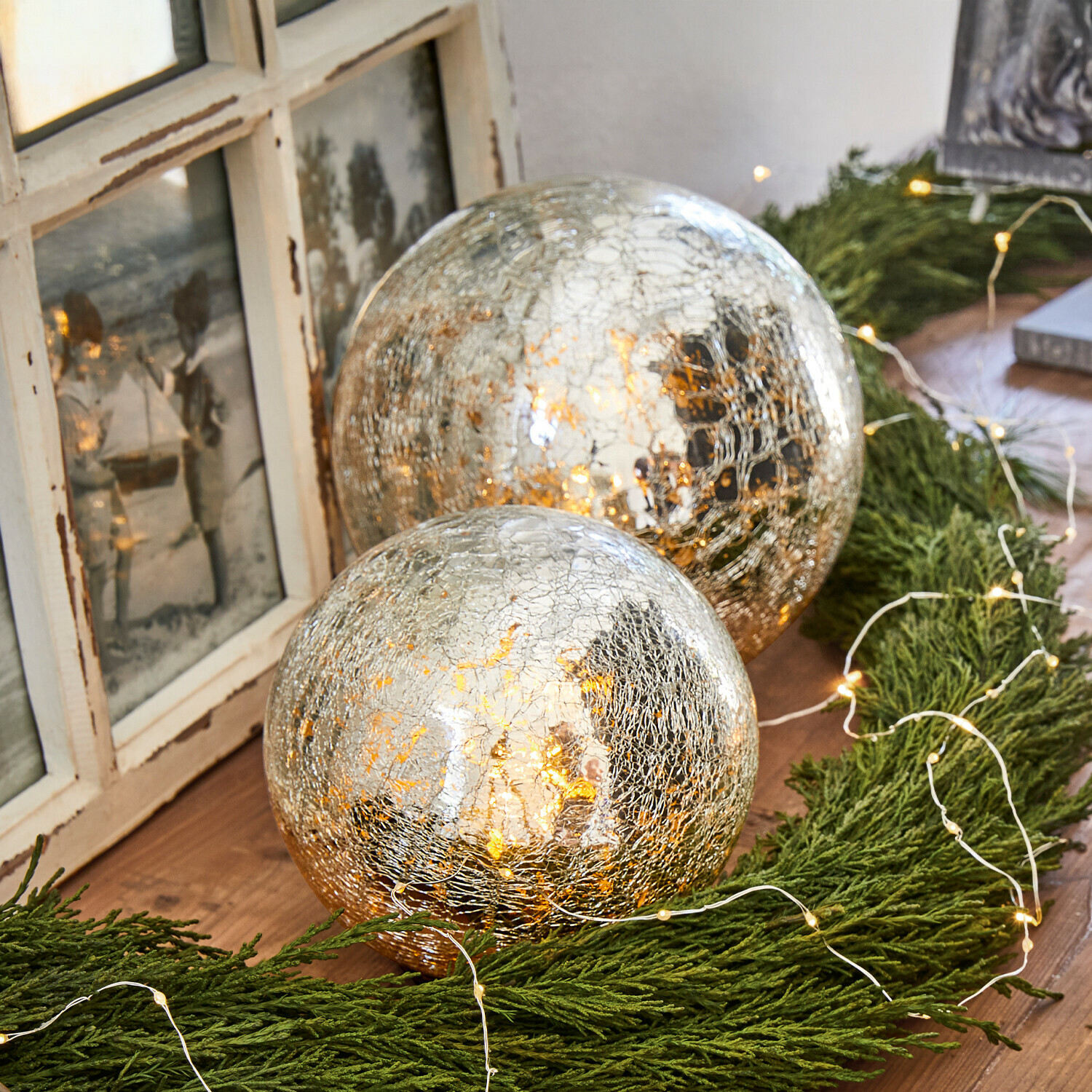 Lichterkugel 2er Set Lightballs Zwei silberne Dekokugeln aus Glas mit Rissstruktur auf grünem Kranz mit LED-Lichterkette