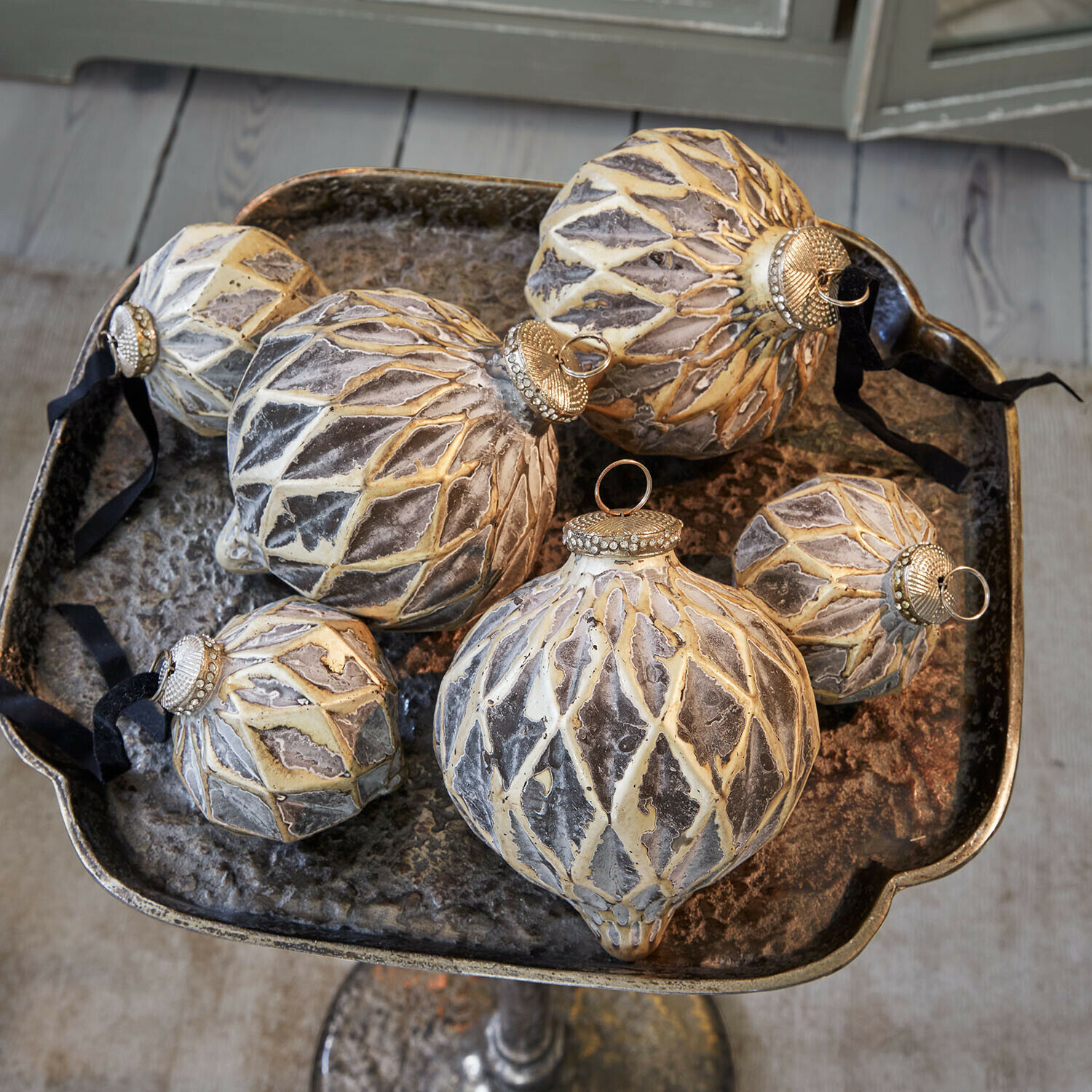 Weihnachtskugel 6er Set Lunagh Sechsteiliges Set dekorativer Weihnachtskugeln in Grau-Beige mit Metallhaken auf Metalltablett