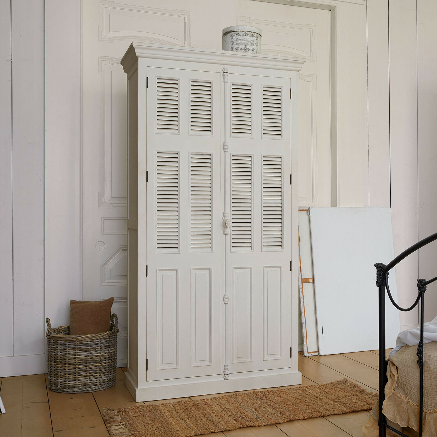 Kleiderschrank Elmsworth Weisse Holzkommode mit Jalousietüren im Vintage-Stil zur Aufbewahrung im Schlafzimmer