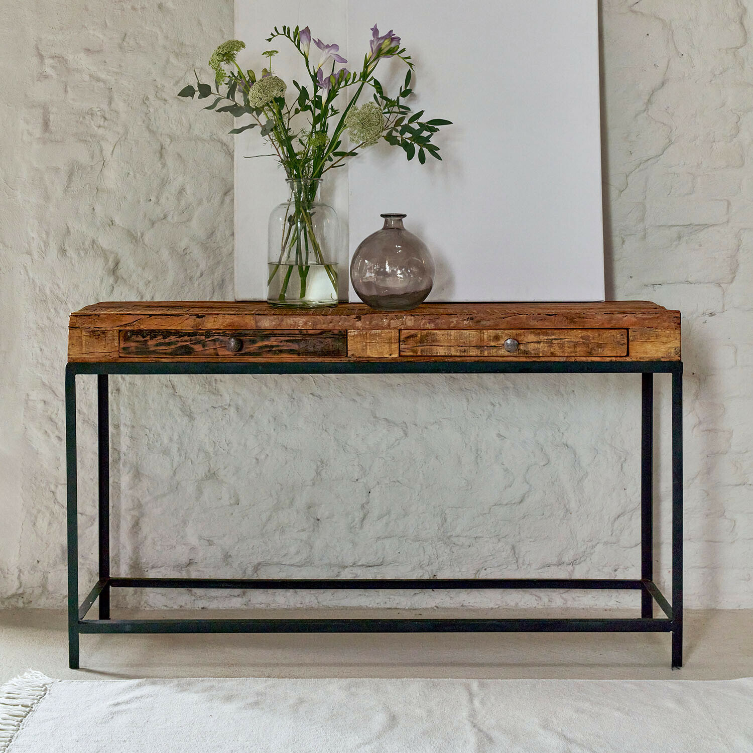 Konsole Rovino Industrielle Konsole aus Holz und Metall mit zwei Schubladen und Blumendekoration