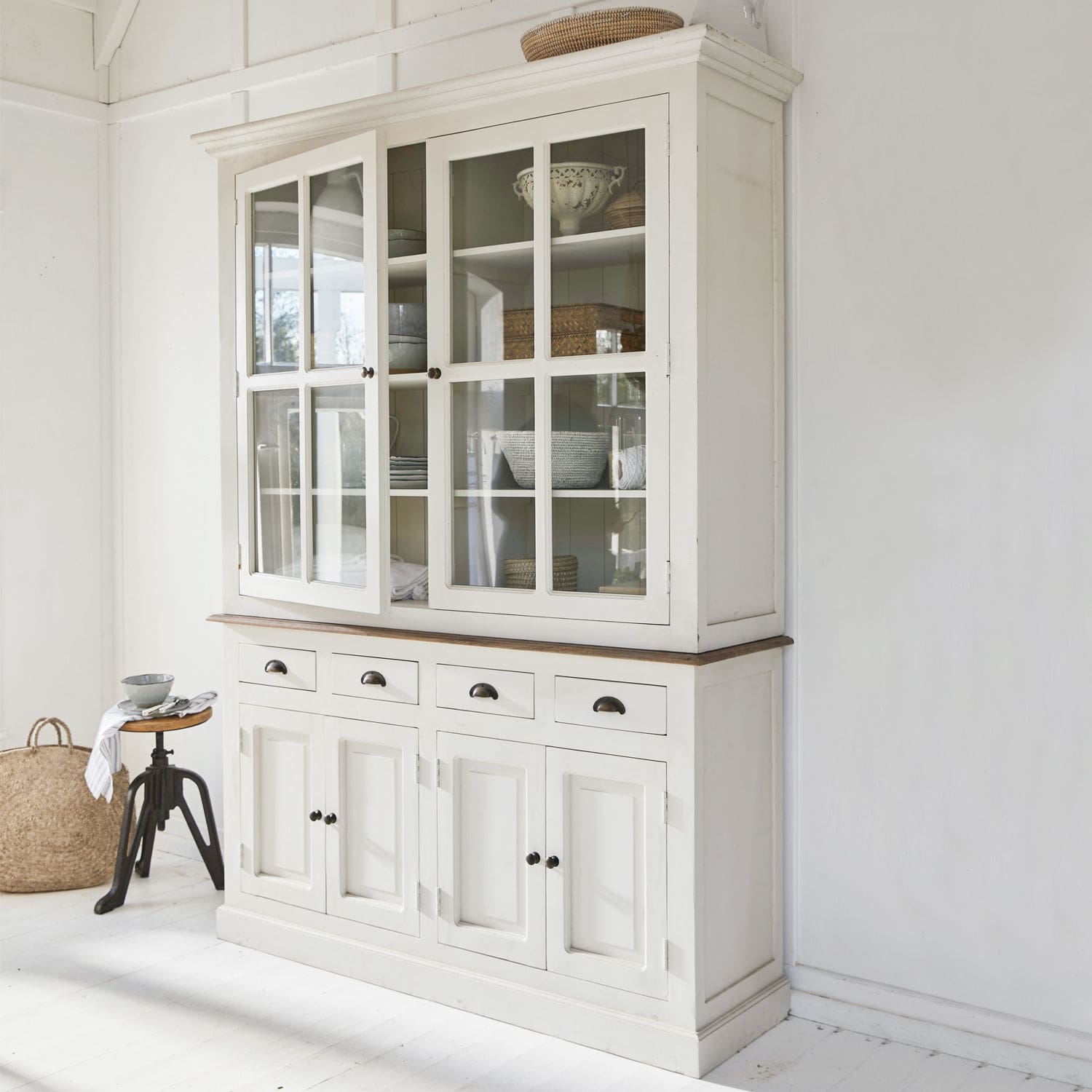 Schrank Morningside Weisse Holzvitrine mit Glastüren und Schubladen für Stauraum im hellen Wohnzimmer