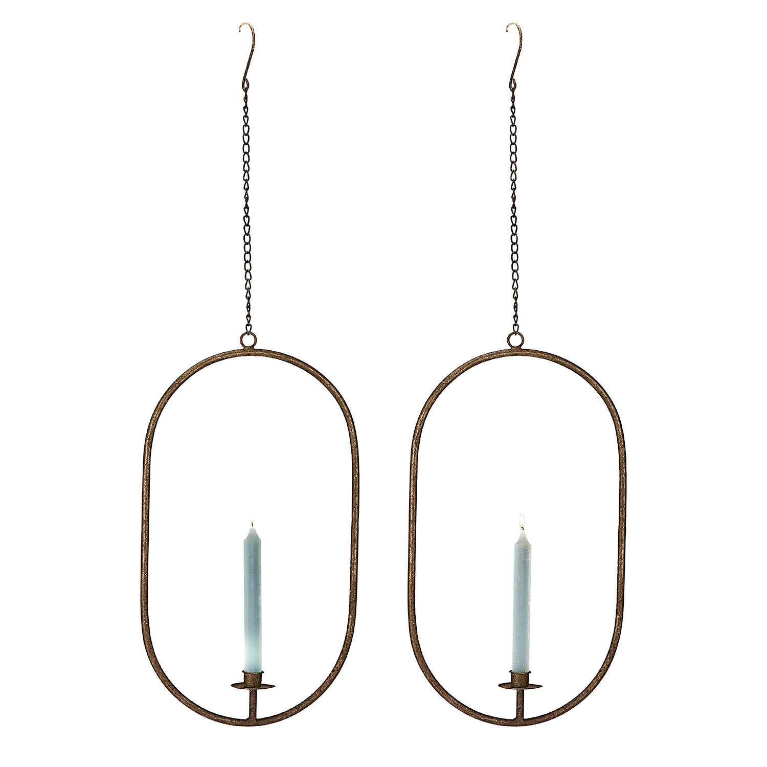 Set mit zwei hängenden Metall-Kerzenhaltern in Rostoptik mit blauen Kerzen, Wohnaccessoire