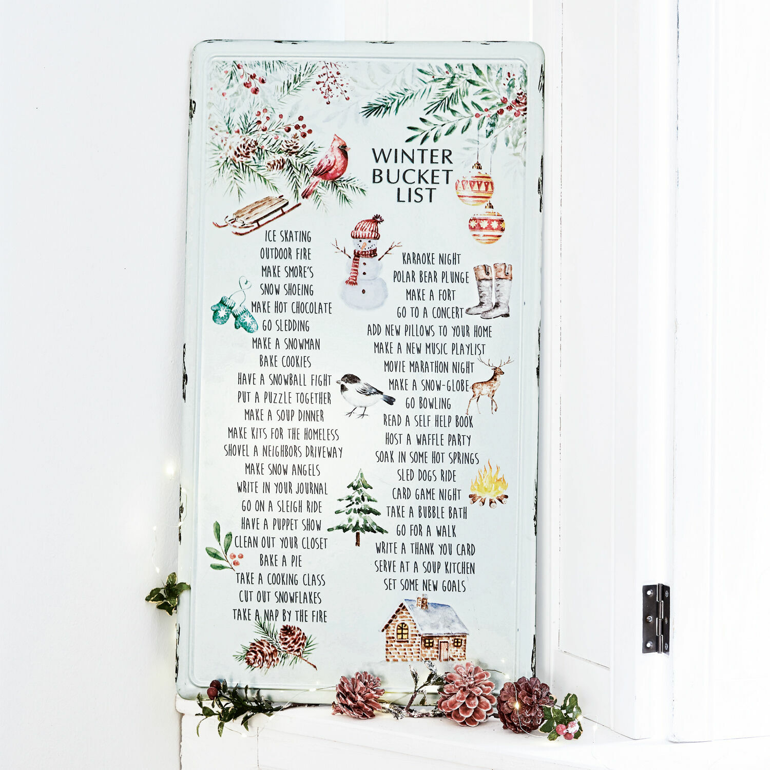 Deko-Schild List Weisse Metalltafel mit Winter-Bucket-List und festlichen Illustrationen als saisonale Dekoration