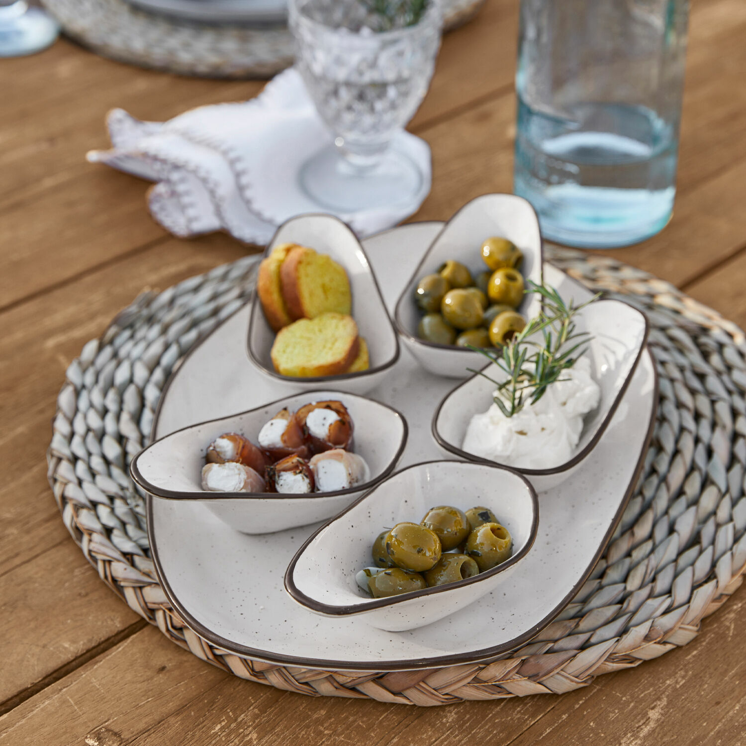 Servierschälchen 6er Set Biarré Weisse Keramikschälchen mit Oliven und Frischkäse auf geflochtenem Untersetzer auf Holztisch