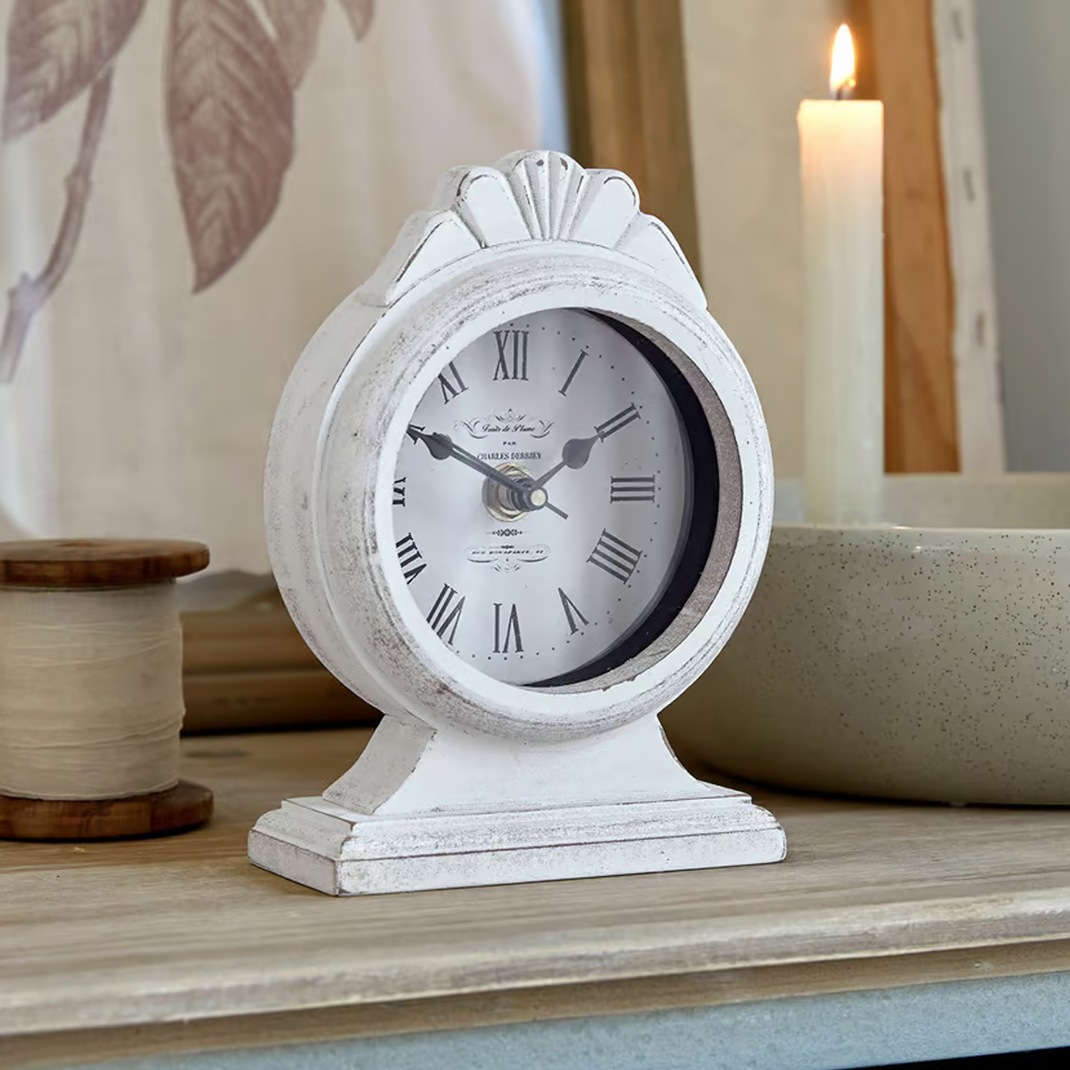 Weisse Holz-Tischuhr mit römischen Ziffern, dekorative Vintage-Uhr fürs Wohnzimmer