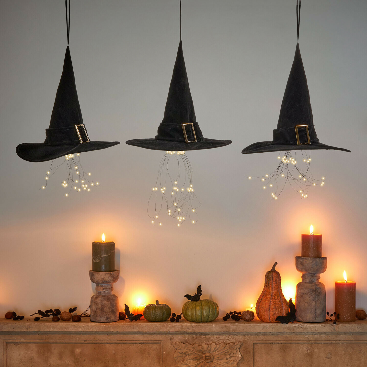 LED-Deko-Hut 3er Set Elarwyn Drei schwarze Hexenhüte aus Stoff mit LED-Beleuchtung und Kerzendekoration für Halloween