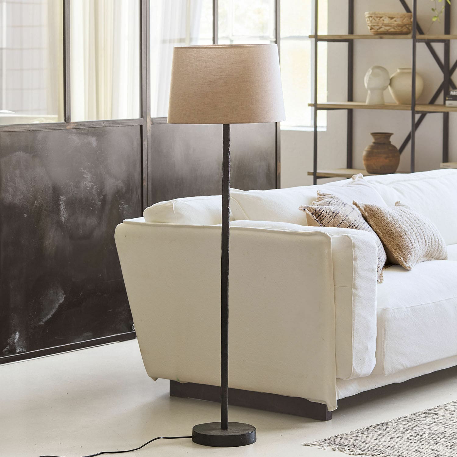Stehlampe Kristof Stehlampe mit schwarzem Metallfuss und beigem Lampschirm in modernem Wohnzimmer