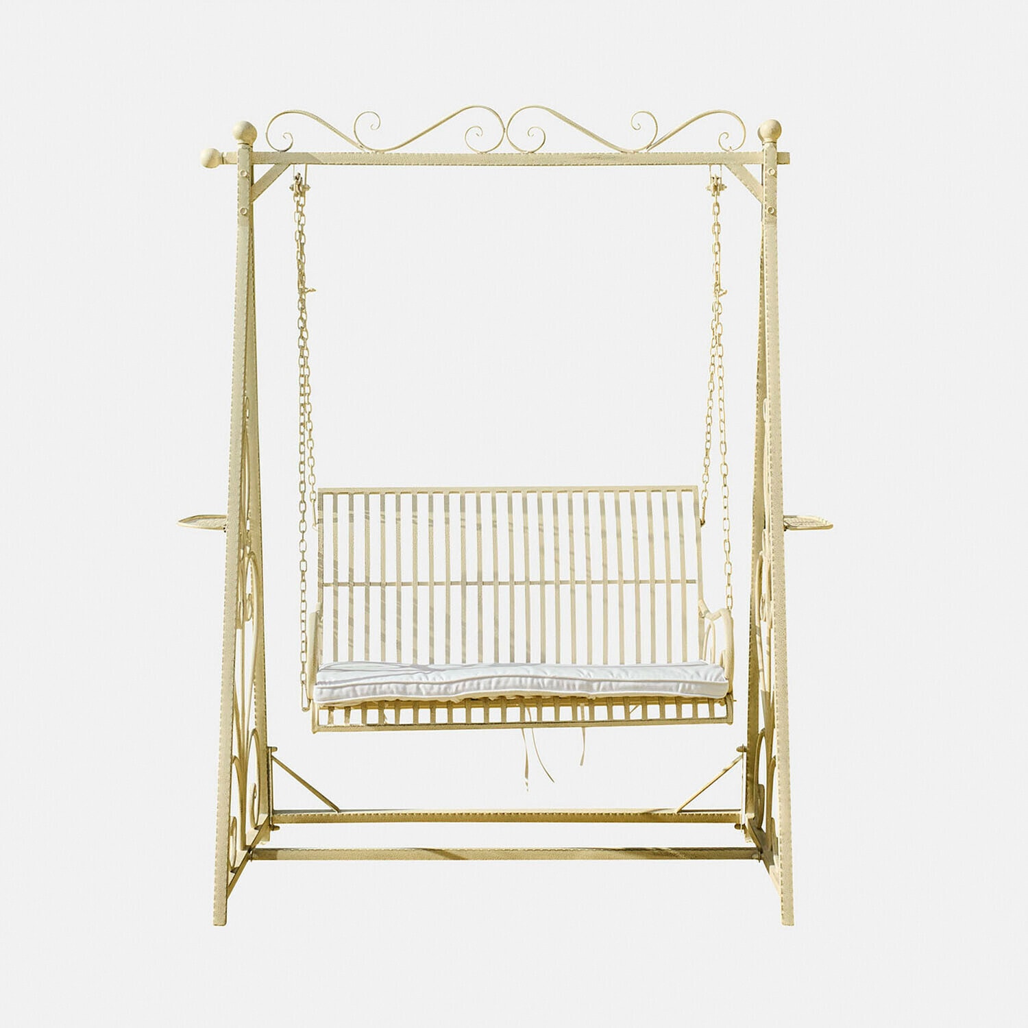 Metall-Gartenschaukel in Creme mit weissem Polster, ideal zum Entspannen im Freien