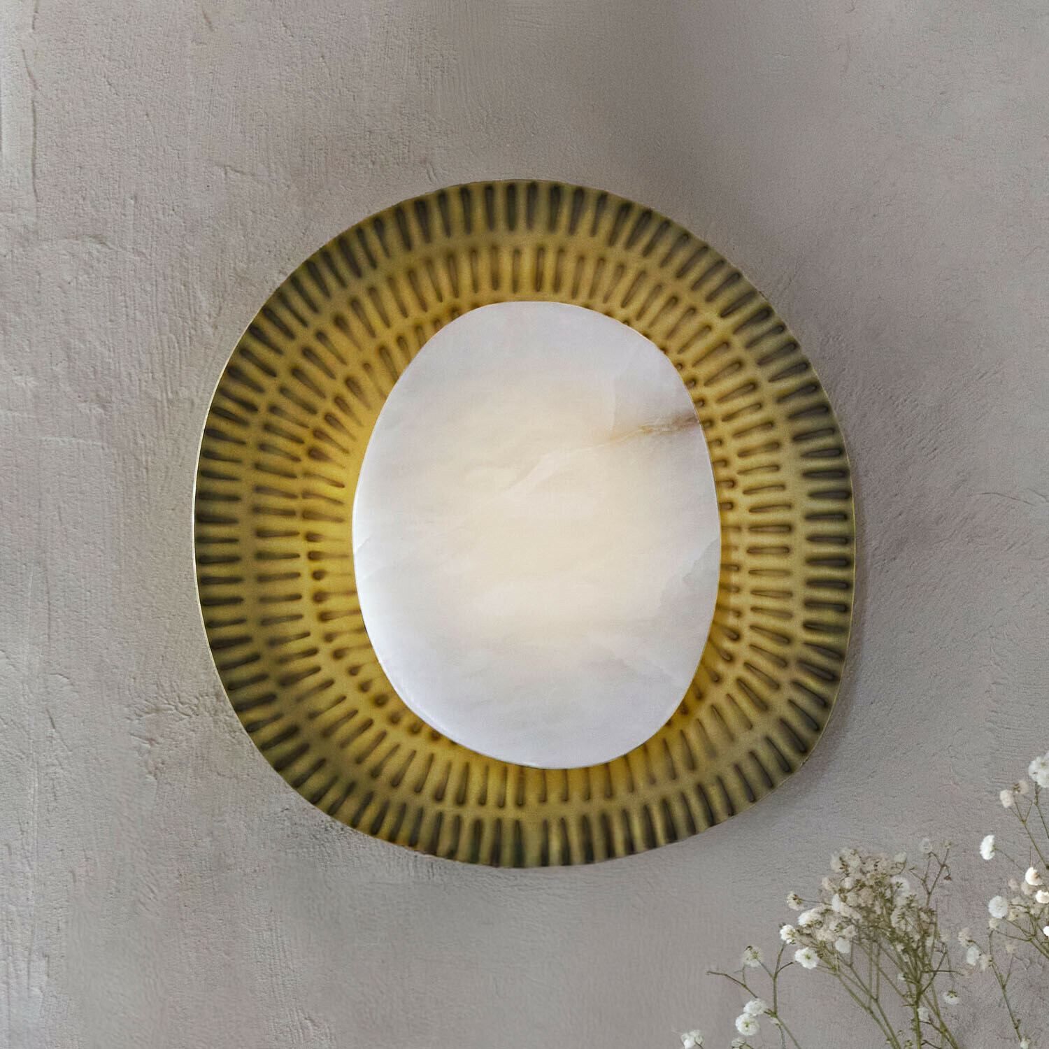 Wandlampe Piedraclara Dekorative Wandleuchte aus Alabaster und olivfarbenem Metall, modernes Wohnraumlicht