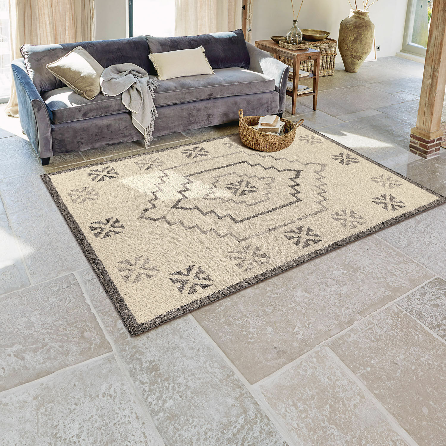 Teppich Xerven Beiger Teppich mit grauem geometrischem Muster auf Steinboden im Wohnzimmer