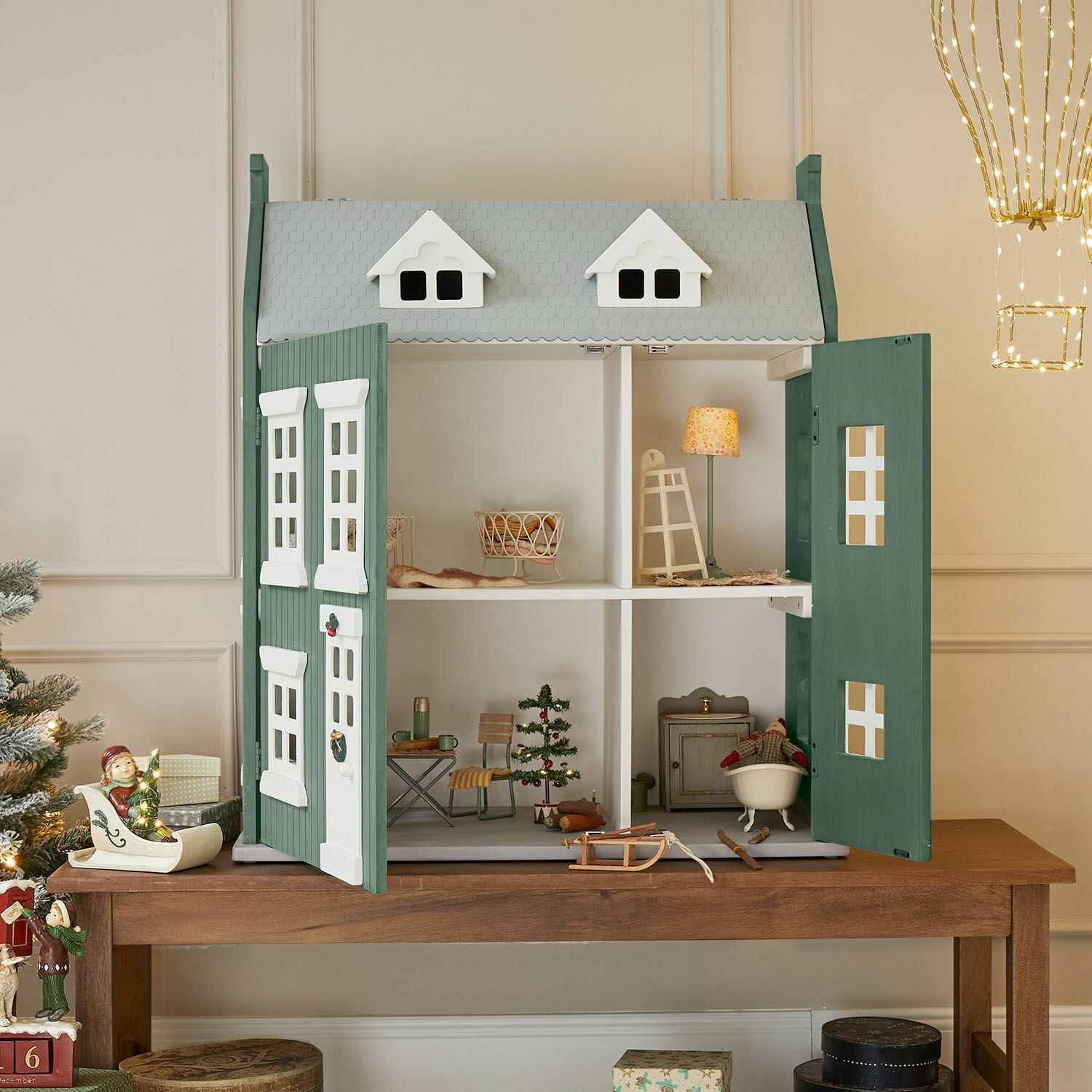 Puppenhaus Avenari Grünes und weißes Holz-Puppenhaus mit Möbeln und Weihnachtsdekoration auf Holztisch