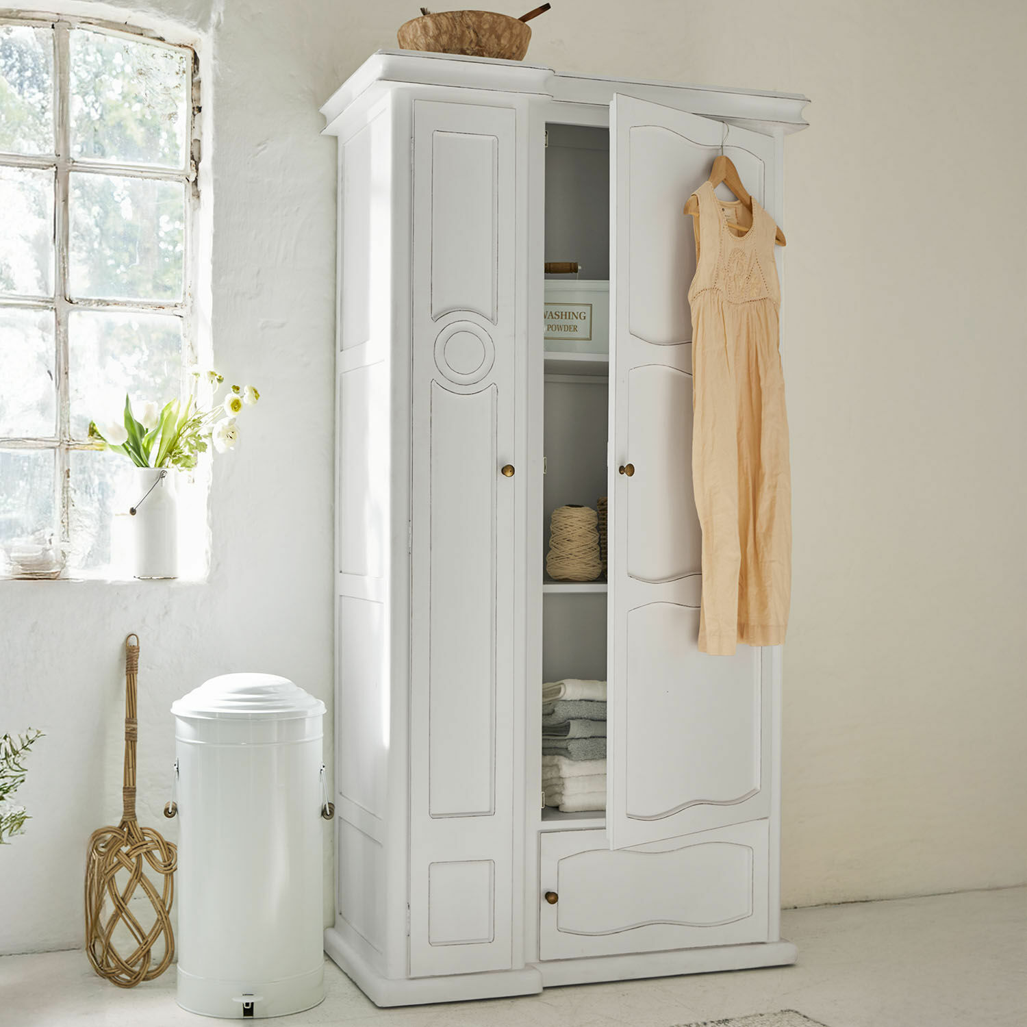 Schrank Garlinet Weisse Holzkommode mit offenen Türen und beigem Kleid, Vintage-Stil, Aufbewahrungsmöbel