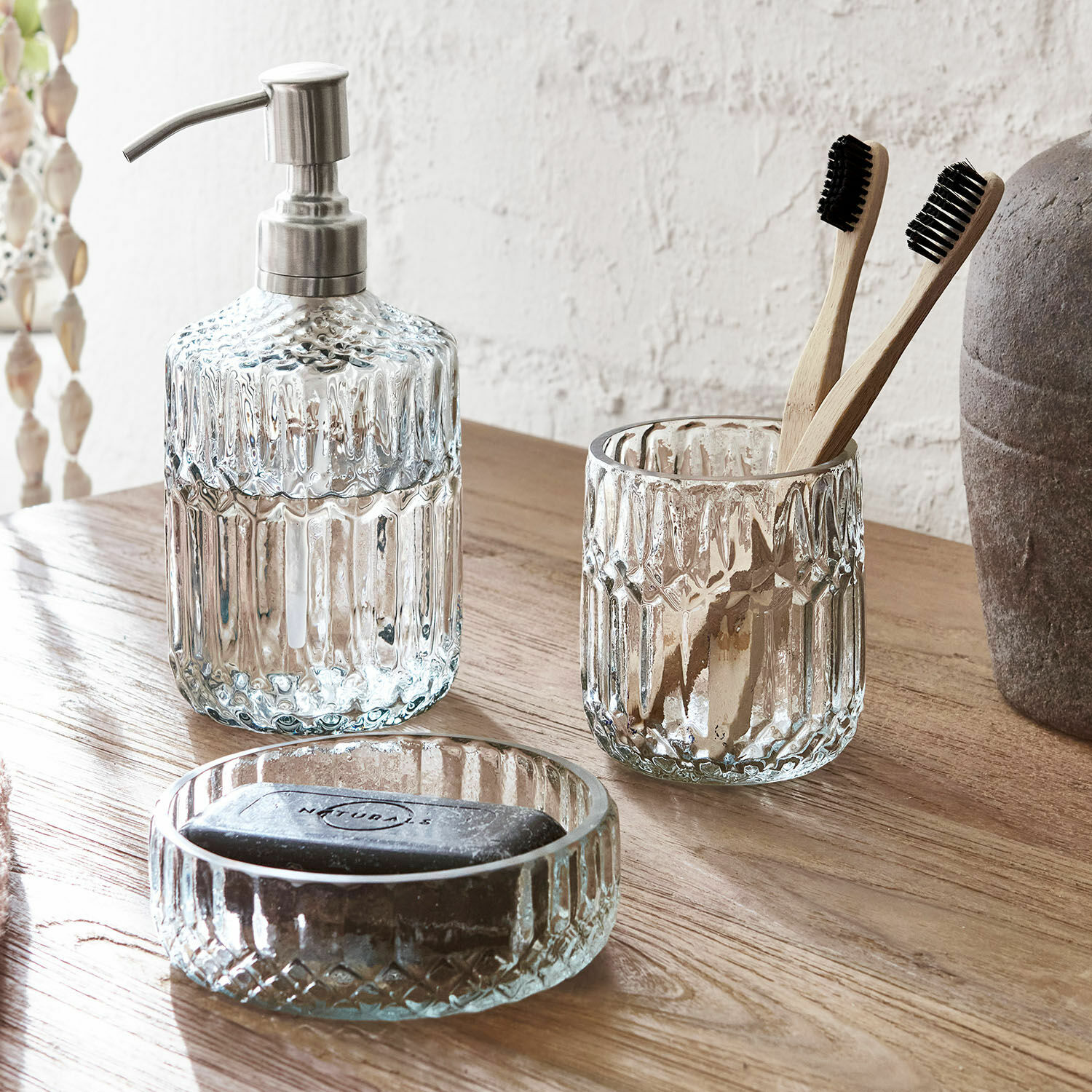 Bad-Set Denney Glas-Badezimmer-Set mit Spender, Becher und Seifenschale auf Holzoberfläche