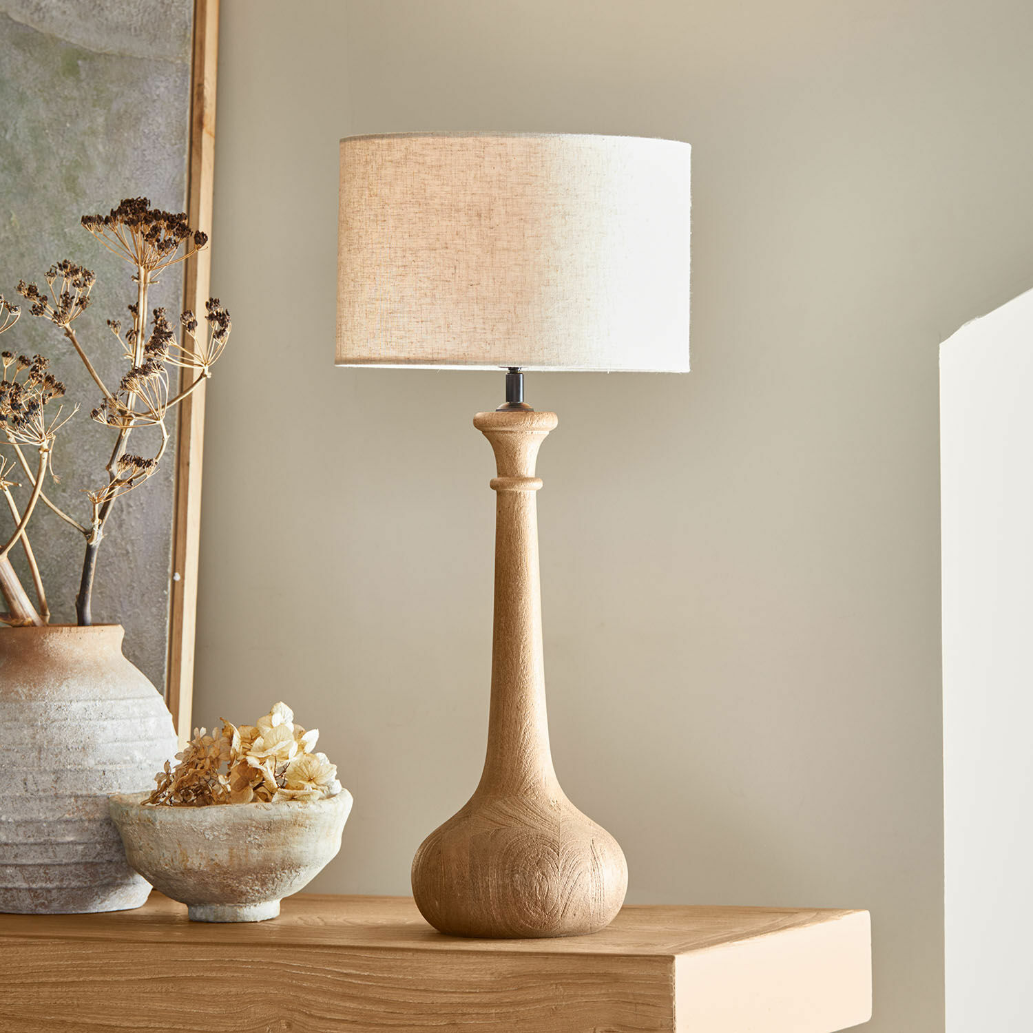 Tischlampe Andrées Tischlampe mit Holzfuss und beigem Stoffschirm, natürliche Wohnraumdekoration im modernen Stil