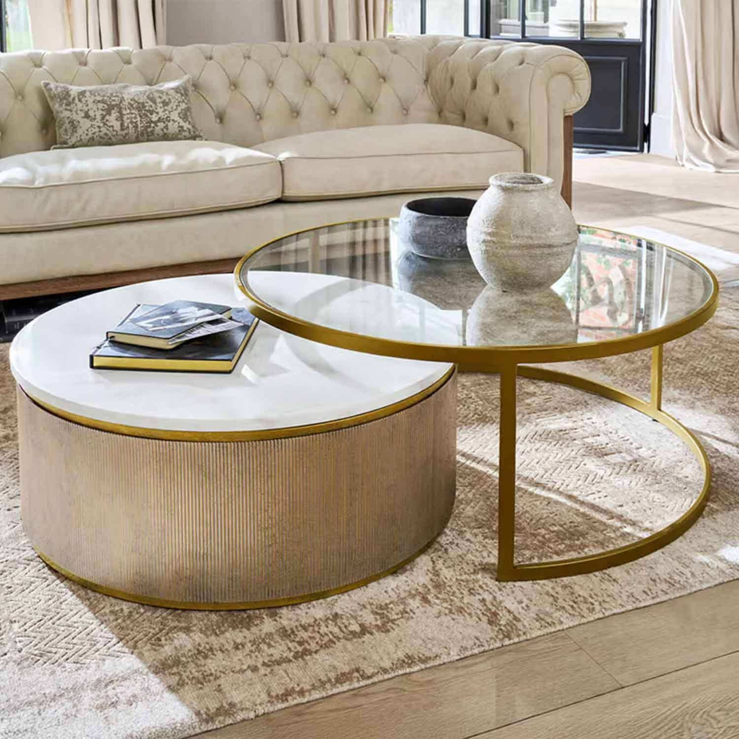 Zweier-Set Couchtische mit weissem Marmor- und Glasplatte sowie goldfarbenem Gestell im Wohnzimmer