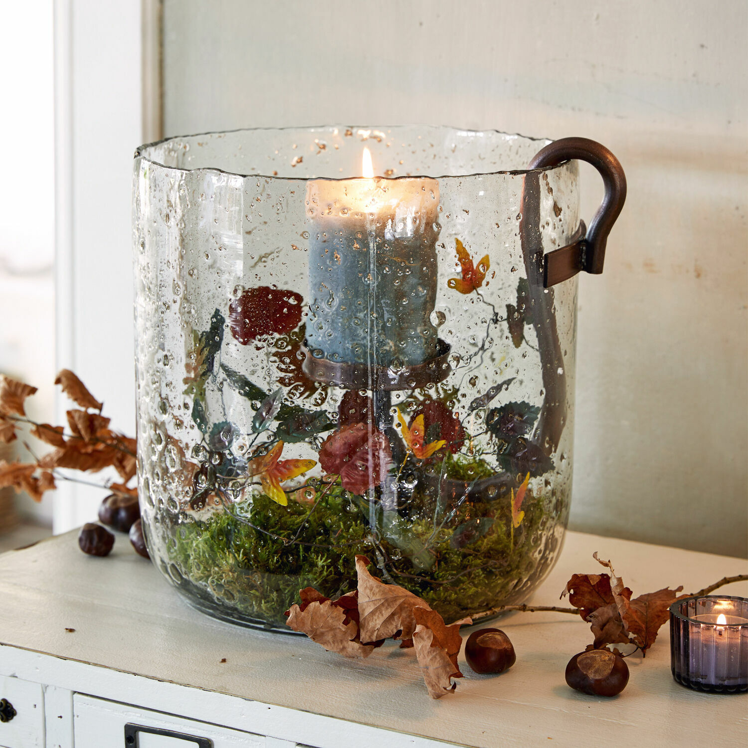Windlicht Dions Glaswindlicht mit Griff und blauer Kerze, dekoriert mit Moos und Blumen, herbstliche Dekoration