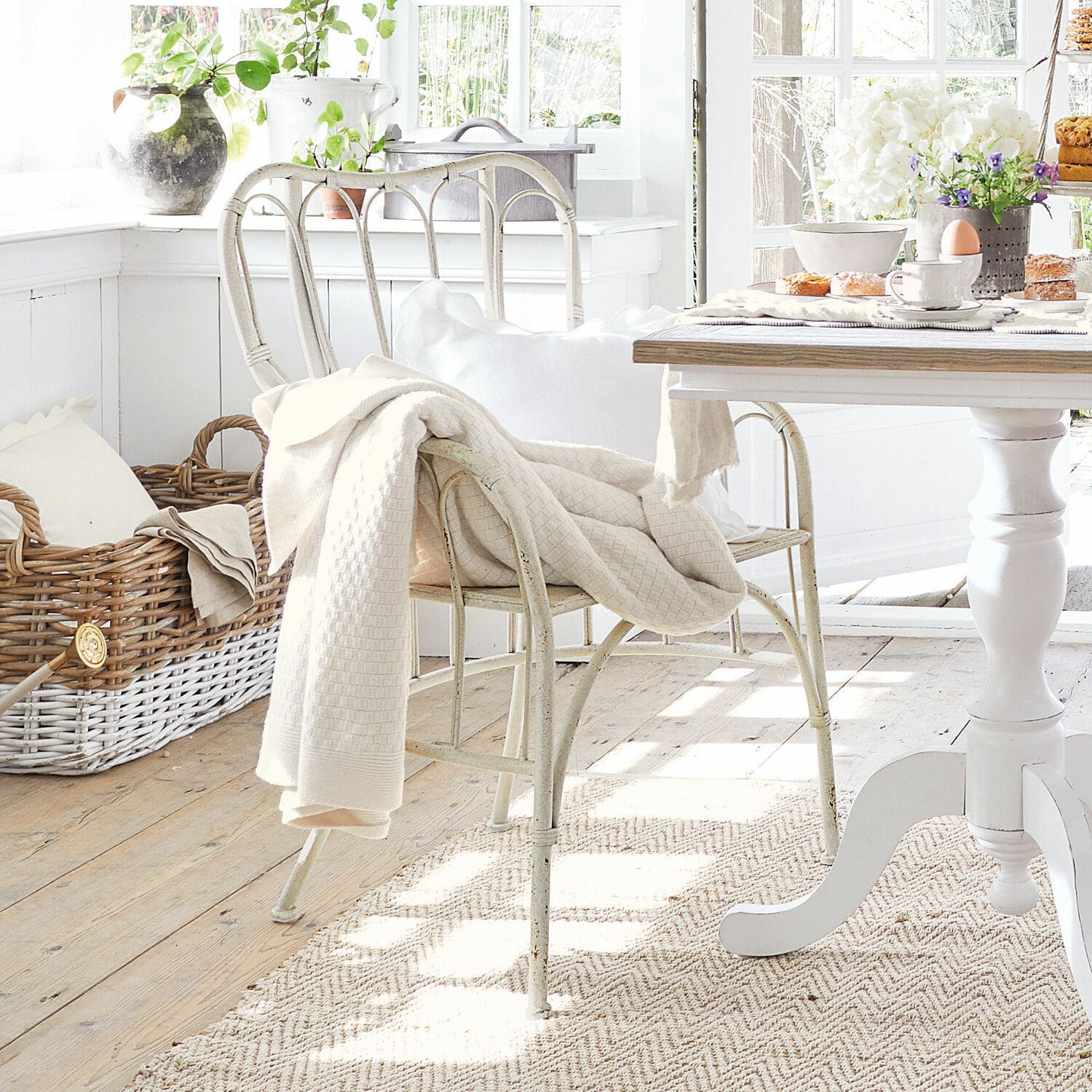 Stuhl Vidette Heller Metallstuhl mit cremefarbenem Plaid in einem gemütlichen, hellen Esszimmer mit Naturteppich