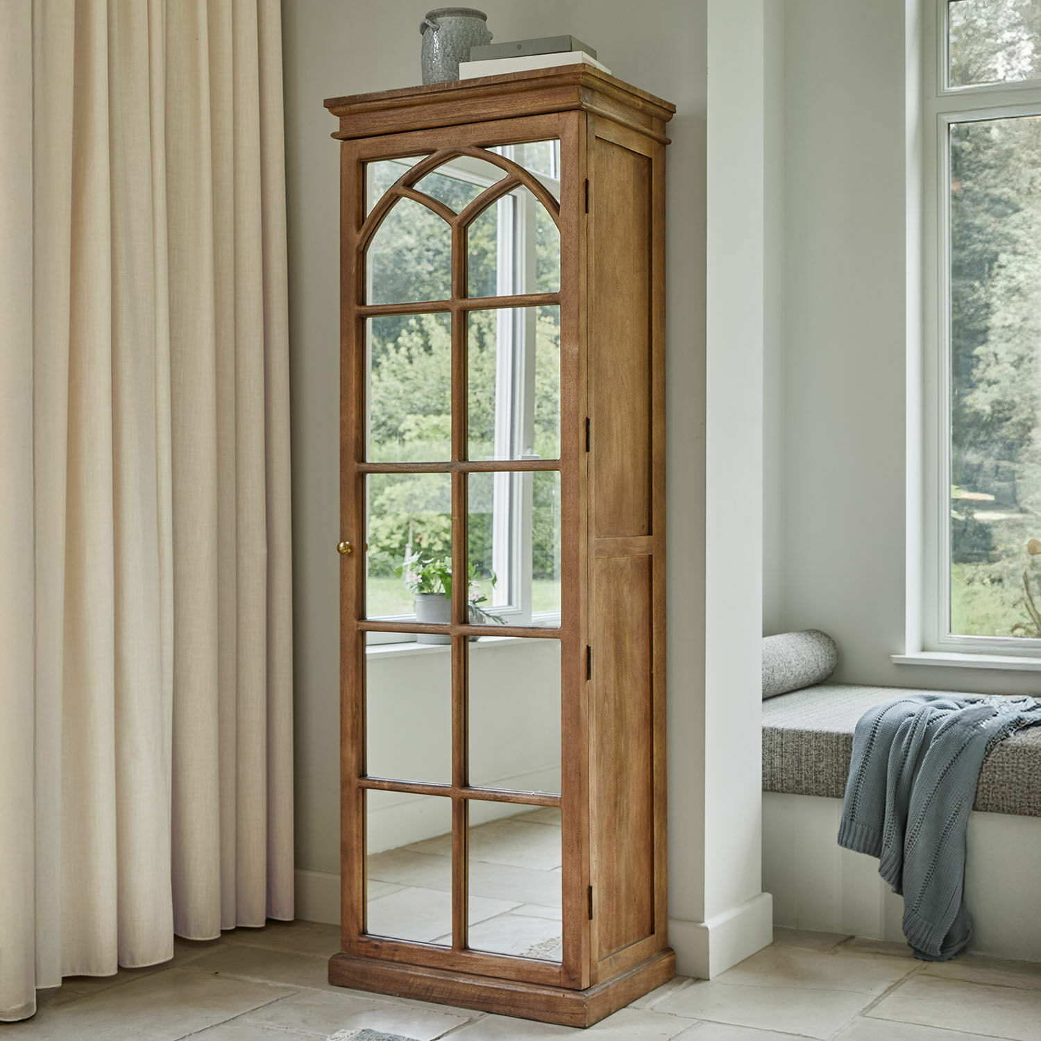 Schrank Cayey Holzschrank mit Spiegel im Vintage-Stil in natürlicher Holzfarbe für das Wohnzimmer