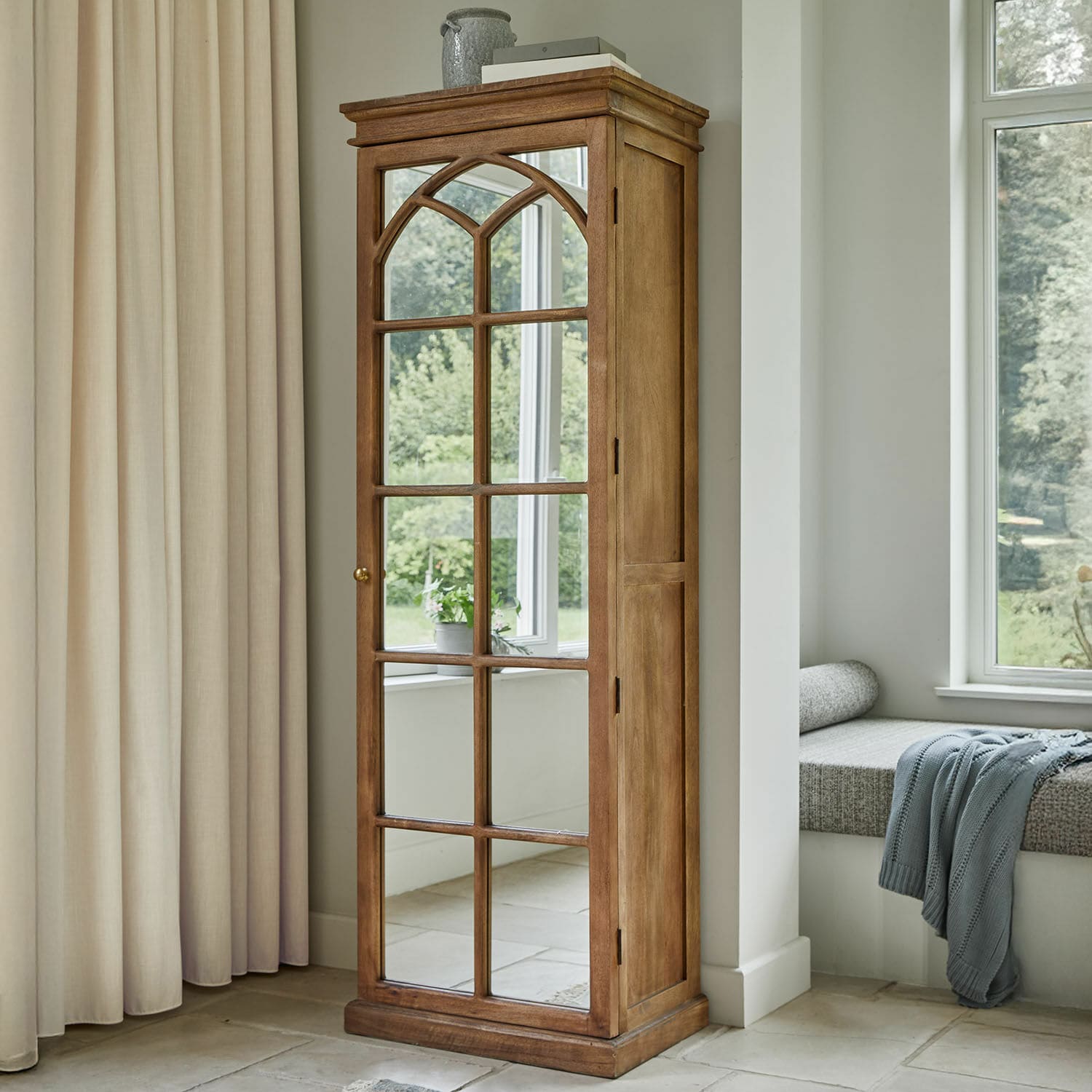 Schrank Cayey Holzschrank mit Spiegel im Vintage-Stil in natürlicher Holzfarbe für das Wohnzimmer