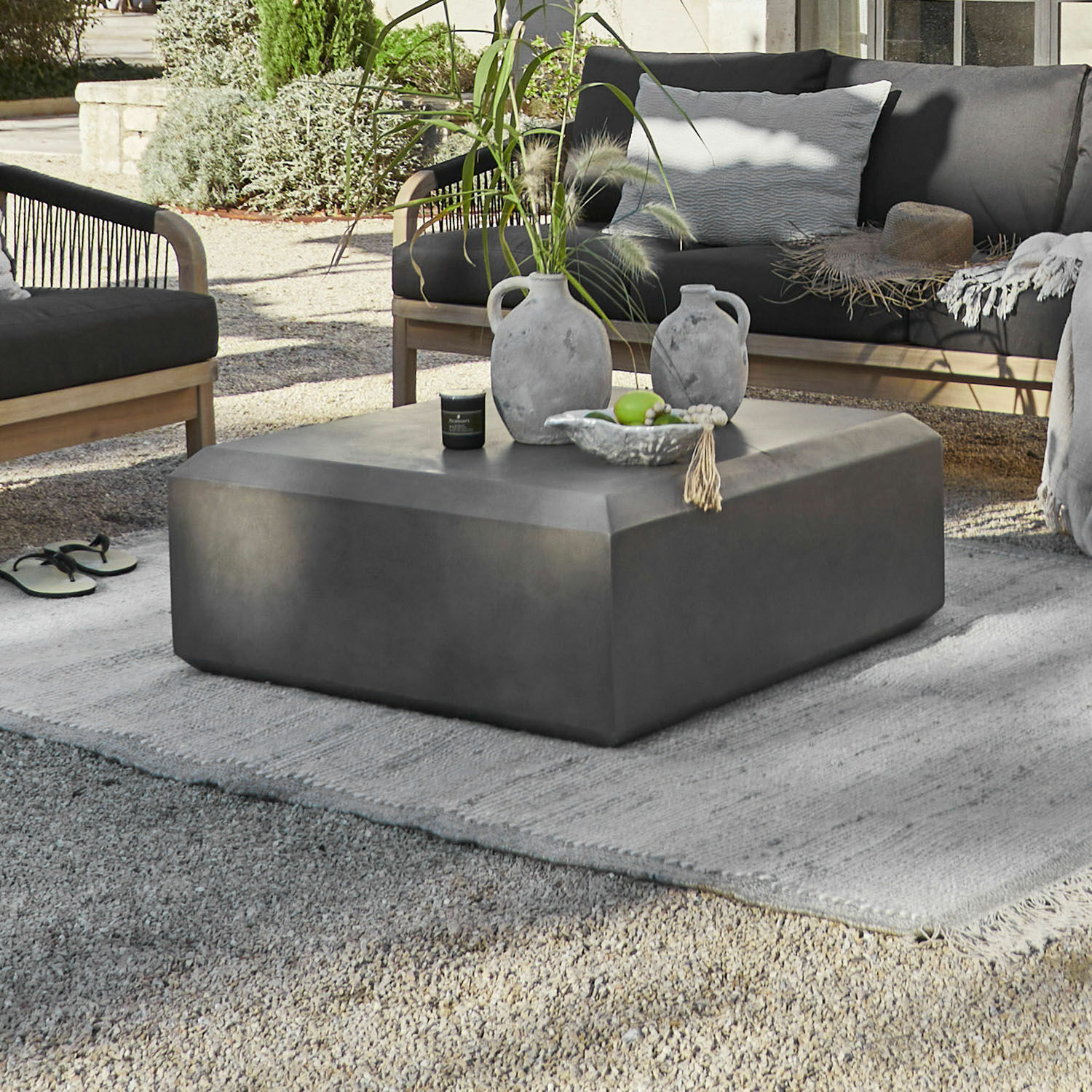 Couchtisch Theodoros Moderner grauer Betontisch für den Aussenbereich mit Dekoration und Gartenmöbeln