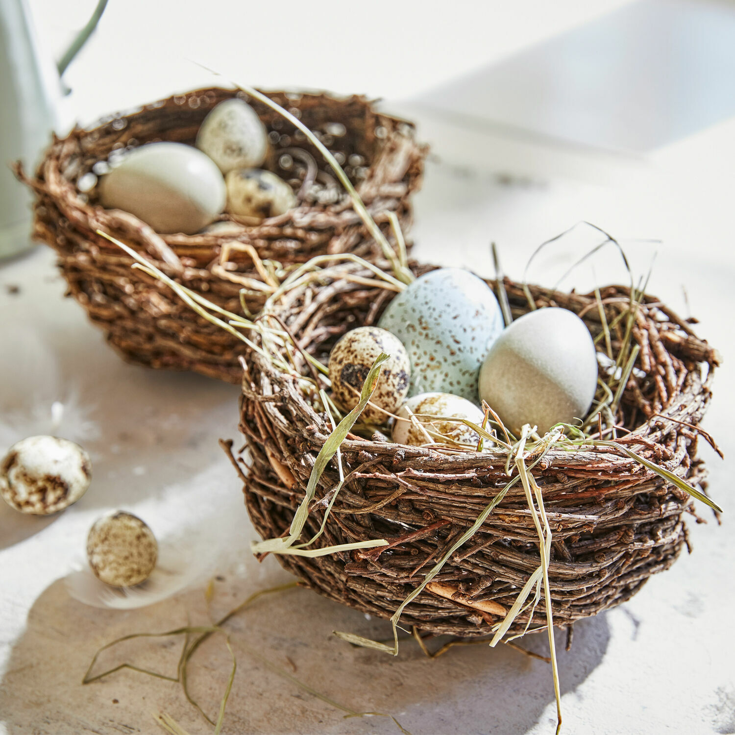 Deko-Nest 2er Set Libers Dekoratives Nest aus Zweigen mit natürlichen bunten Eiern für Frühlingsdeko