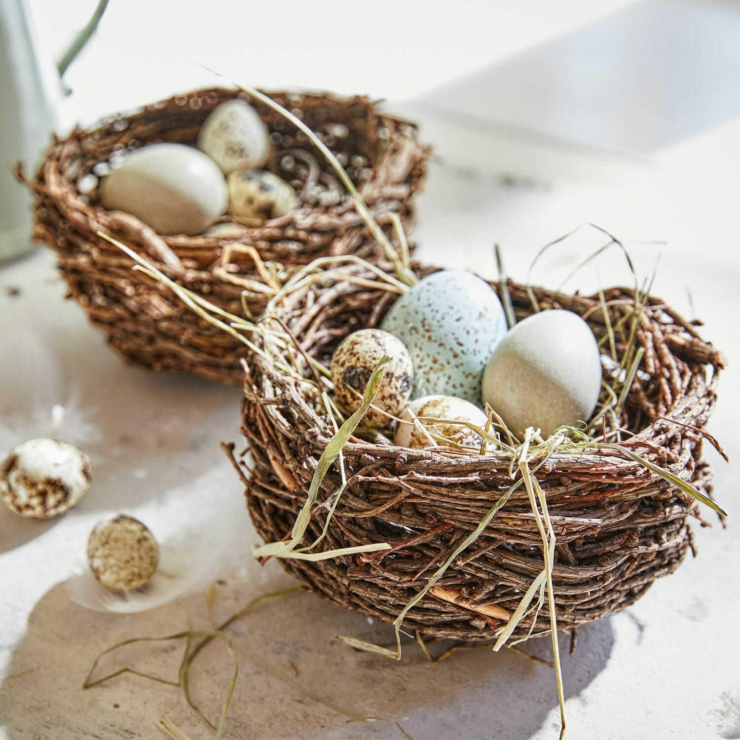 Deko-Nest 2er Set Libers Dekoratives Nest aus Zweigen mit natürlichen bunten Eiern für Frühlingsdeko