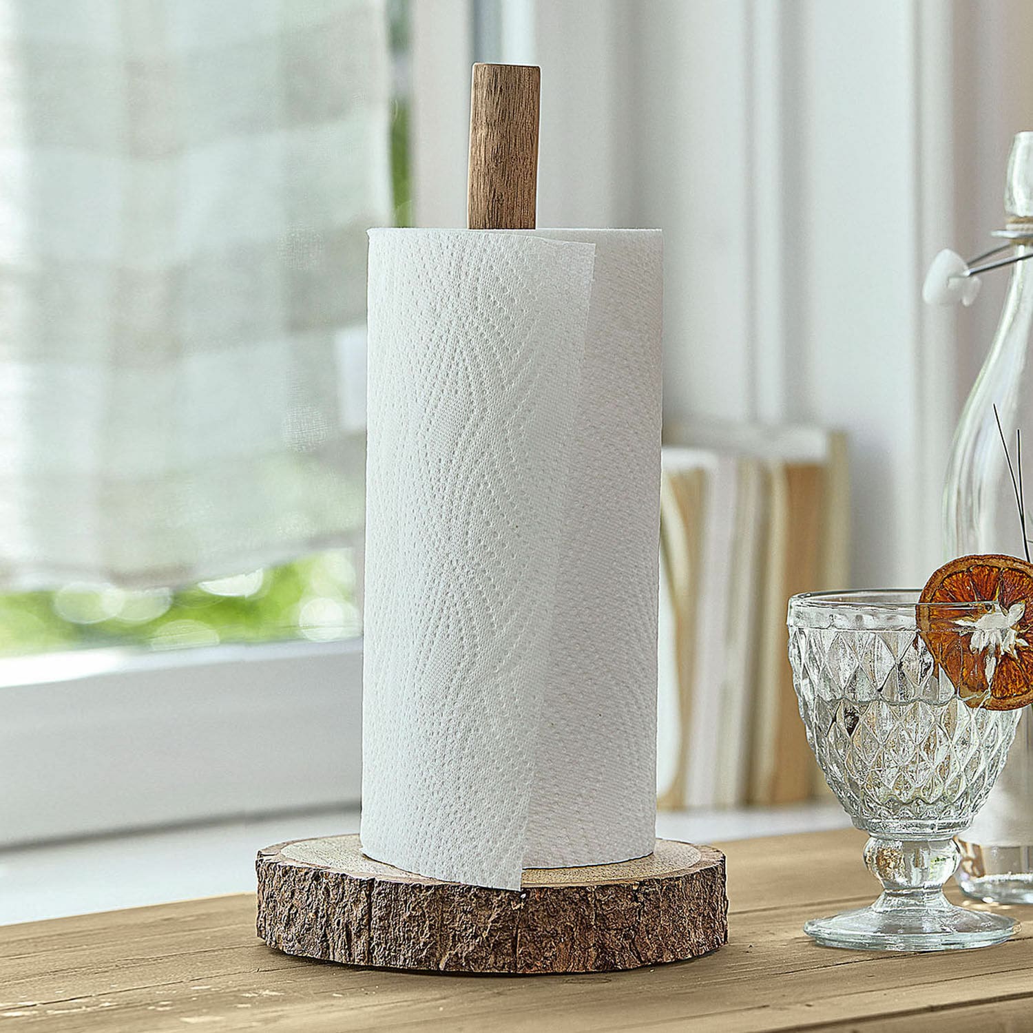 Abroller Eumnor Papierrollenhalter aus Holz mit natürlicher Maserung auf Holztisch in heller Küche