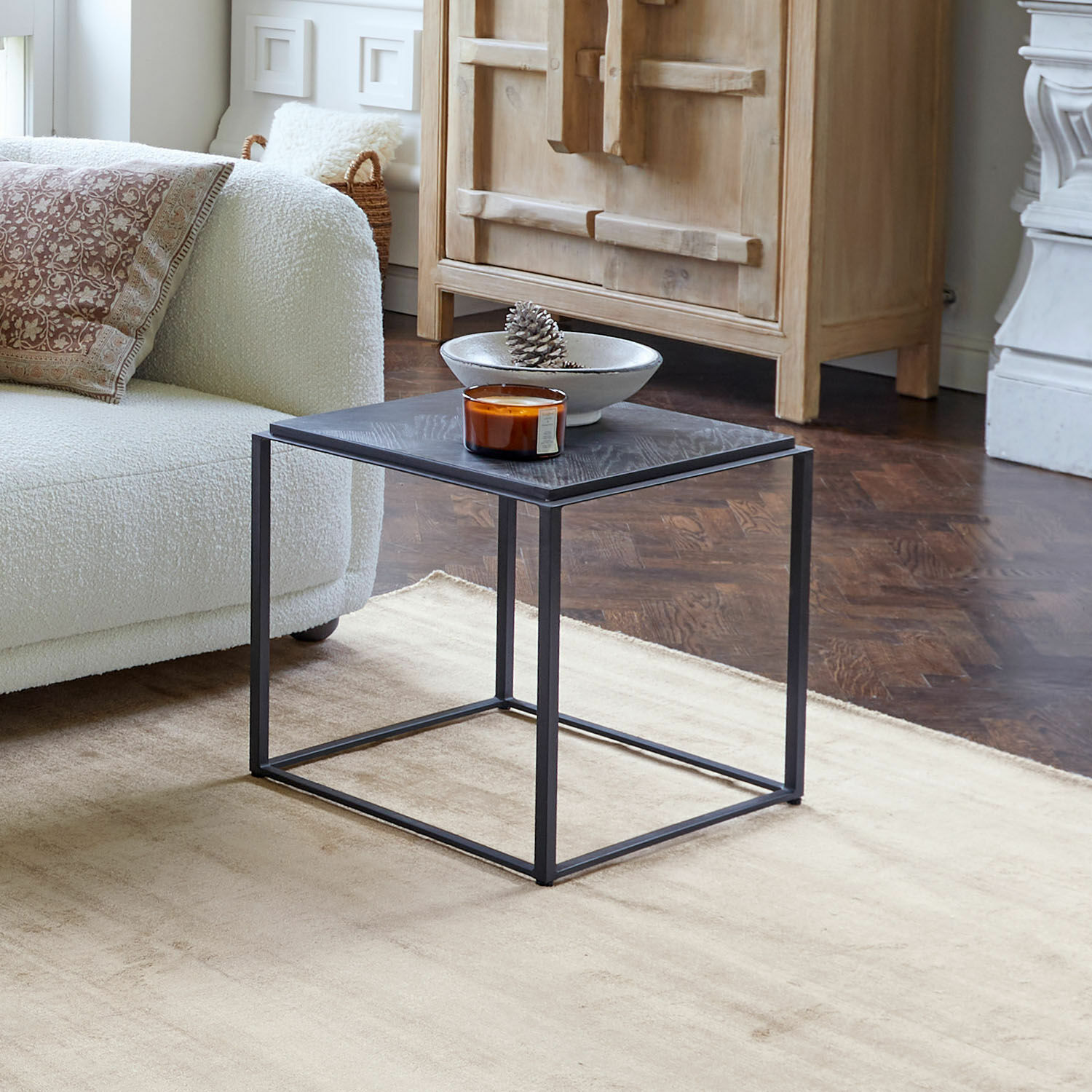 Beistelltisch Lumesto Quadratischer Couchtisch aus schwarzem Metall und Holz im modernen Wohnzimmer mit beigem Teppich