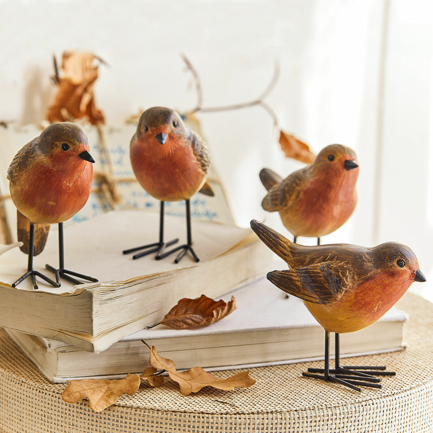 Vogel 4er Set Siblings Dekorative Vogel-Figuren aus Holz in warmen Farben auf Büchern, Wohnaccessoire