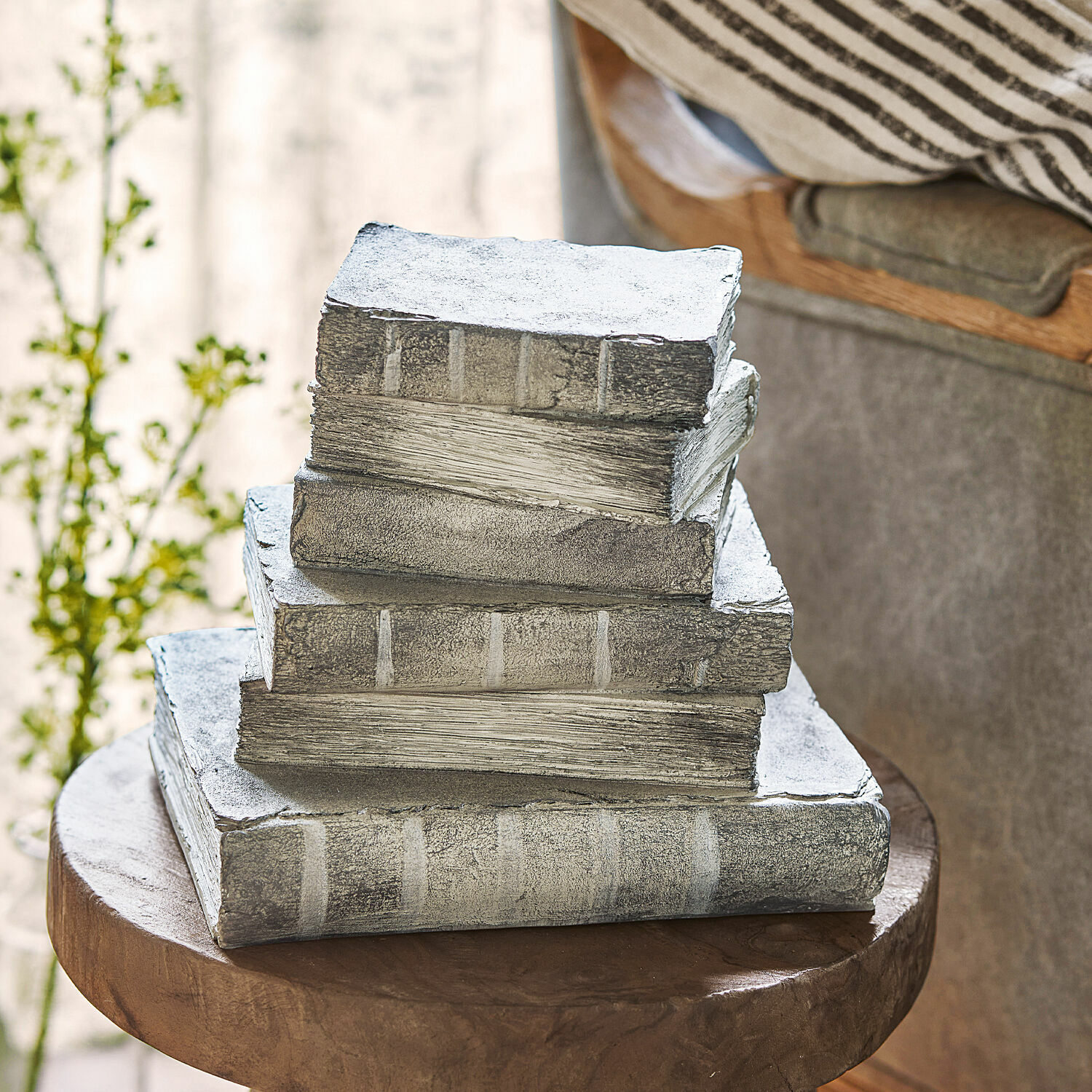 Deko-Buch Fjardo Dekorative graue Kunstbücher auf einem Holztisch als Wohnaccessoire
