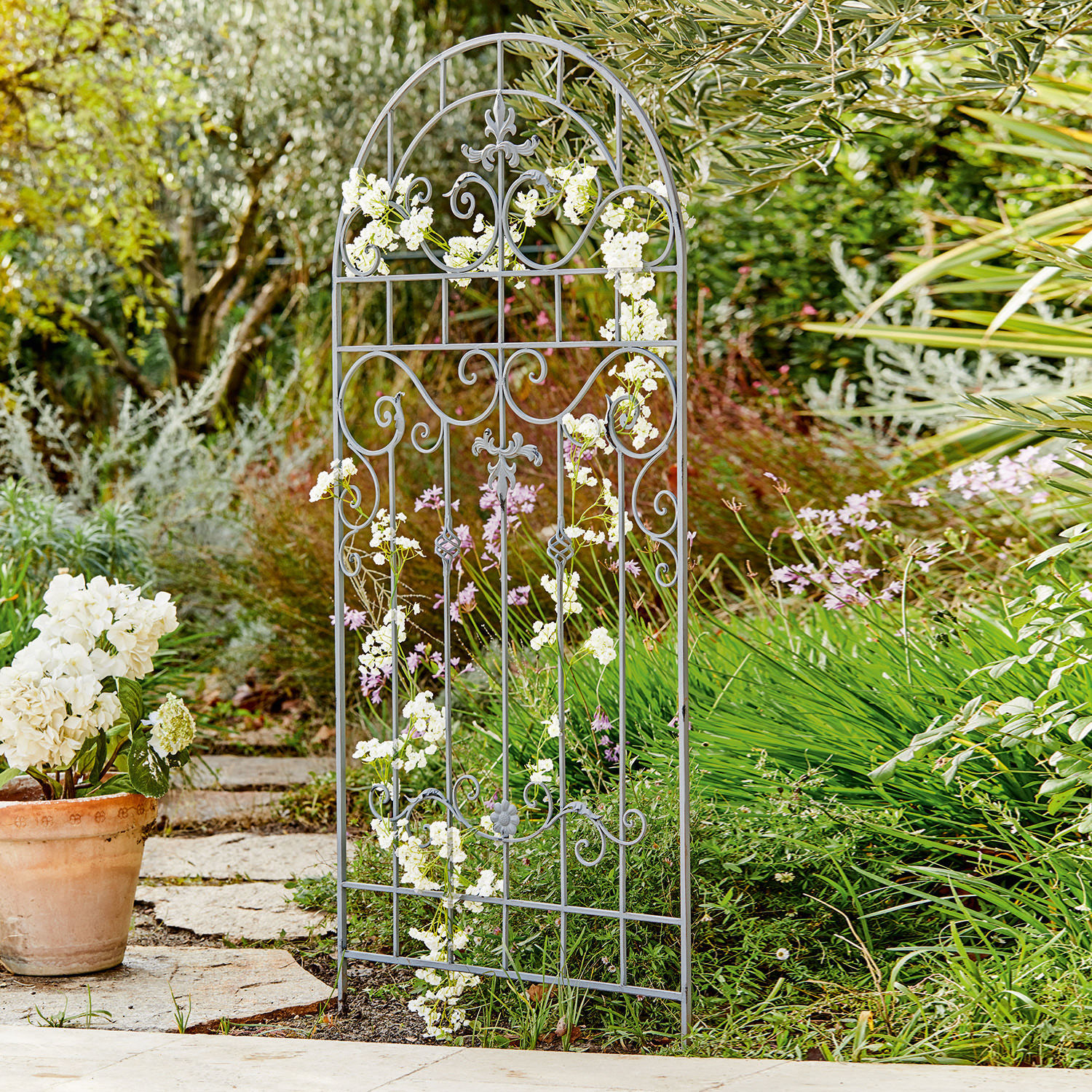 Rankgitter Brac Graues Metall-Gartenrankgitter mit dekorativen Mustern, ideal für Kletterpflanzen und Blumen.
