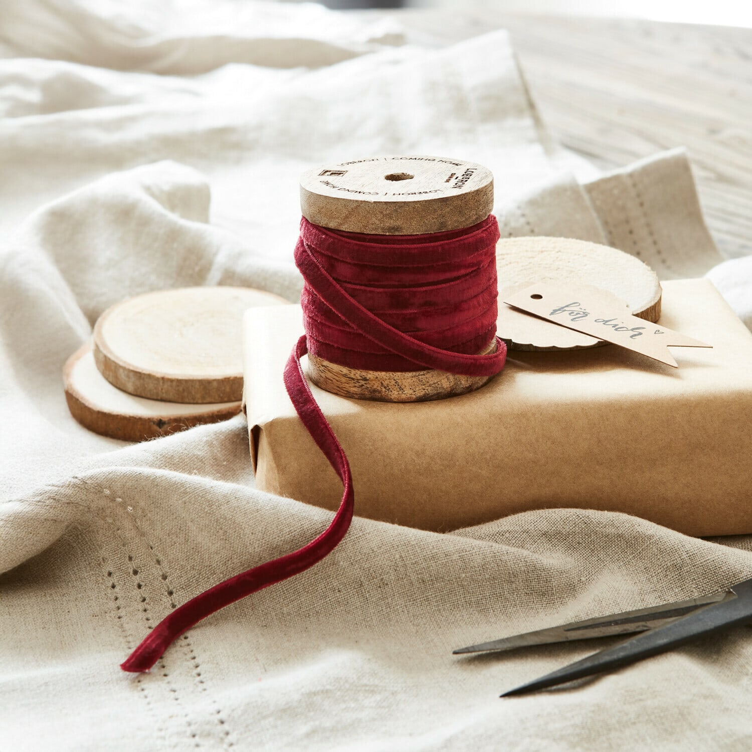 Samtband Olessa Rotes Samtband auf Holzspule mit Naturkraftpapier und Schere zum Geschenkeverpacken