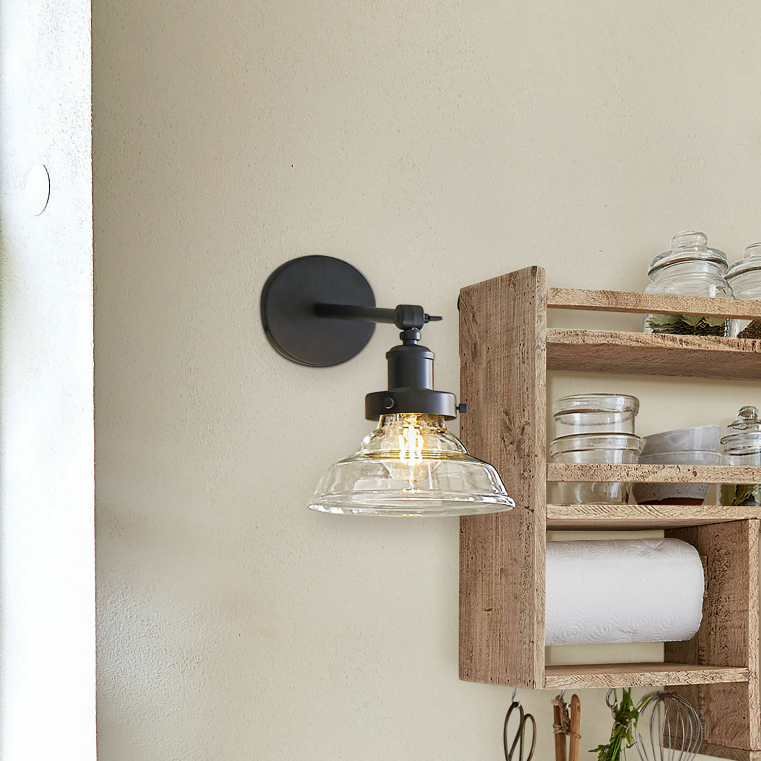 Wandlampe Manel Schwarze Metall-Wandleuchte mit klarem Glasschirm im Industriestil für die Küche
