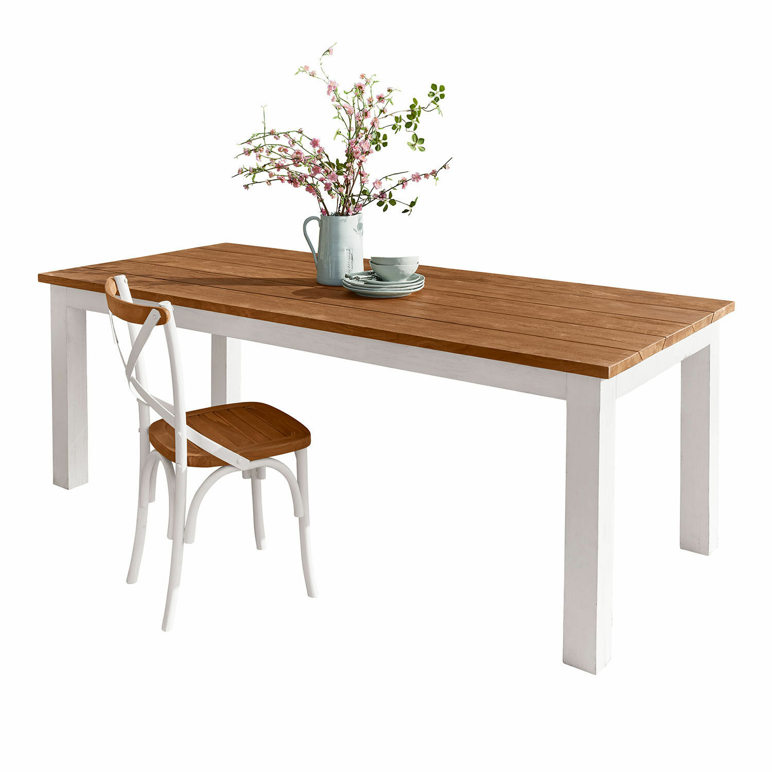 Tisch Kirkdale Holztisch und Stuhl in Weiss und Braun mit Blumendekoration auf dem Tisch