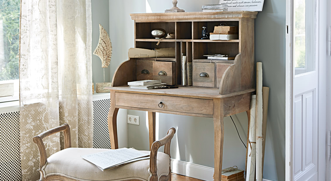 Heller Holzschreibtisch mit Schubladen und Fächern im Vintage-Stil für das Homeoffice