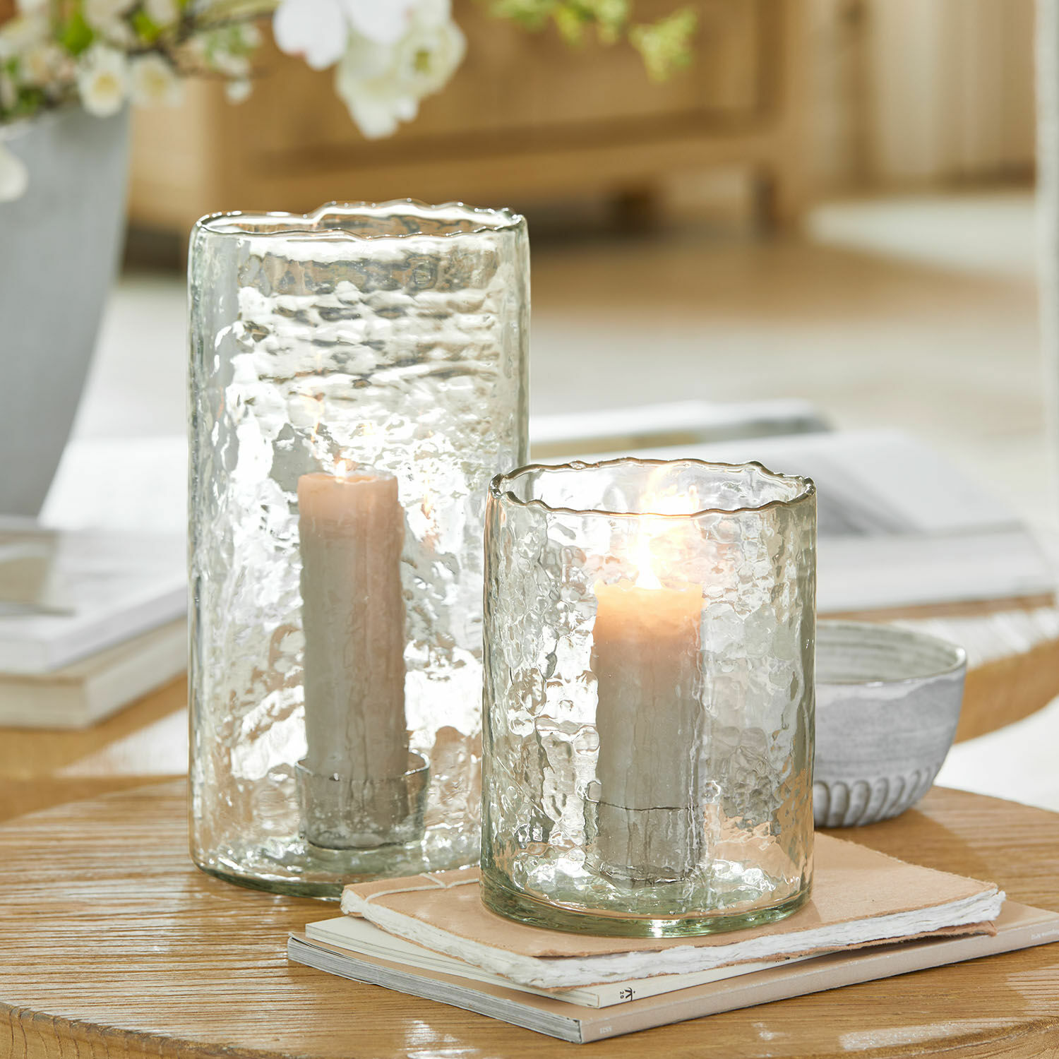 Windlicht 2er Set Querlay Zwei Windlichter aus strukturiertem, transparentem Glas mit weissen Kerzen auf einem Holztisch
