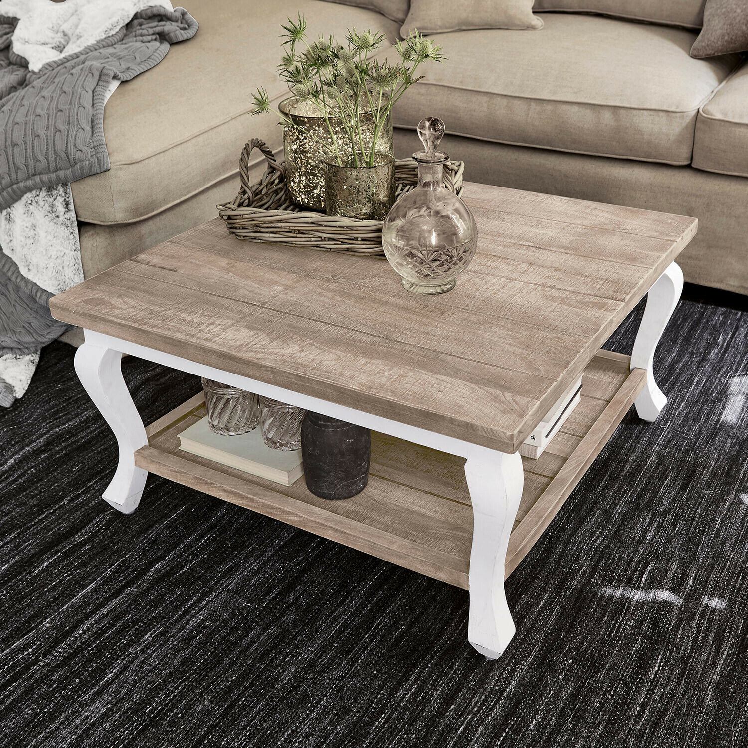 Couchtisch Riverside Quadratischer Couchtisch aus Holz mit weissen Beinen auf dunklem Teppich im Wohnzimmer