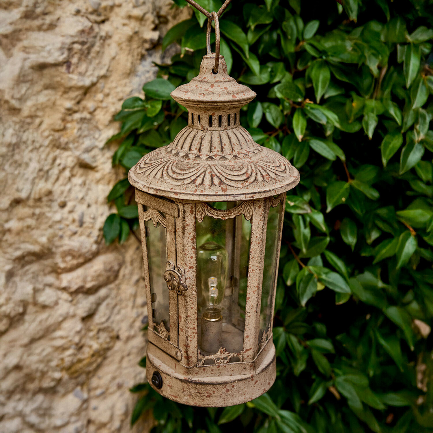 LED-Laterne Delourise Hängende Gartenlaterne aus Metall in Beige mit Vintage-Muster und klarem Glas für den Außenbereich