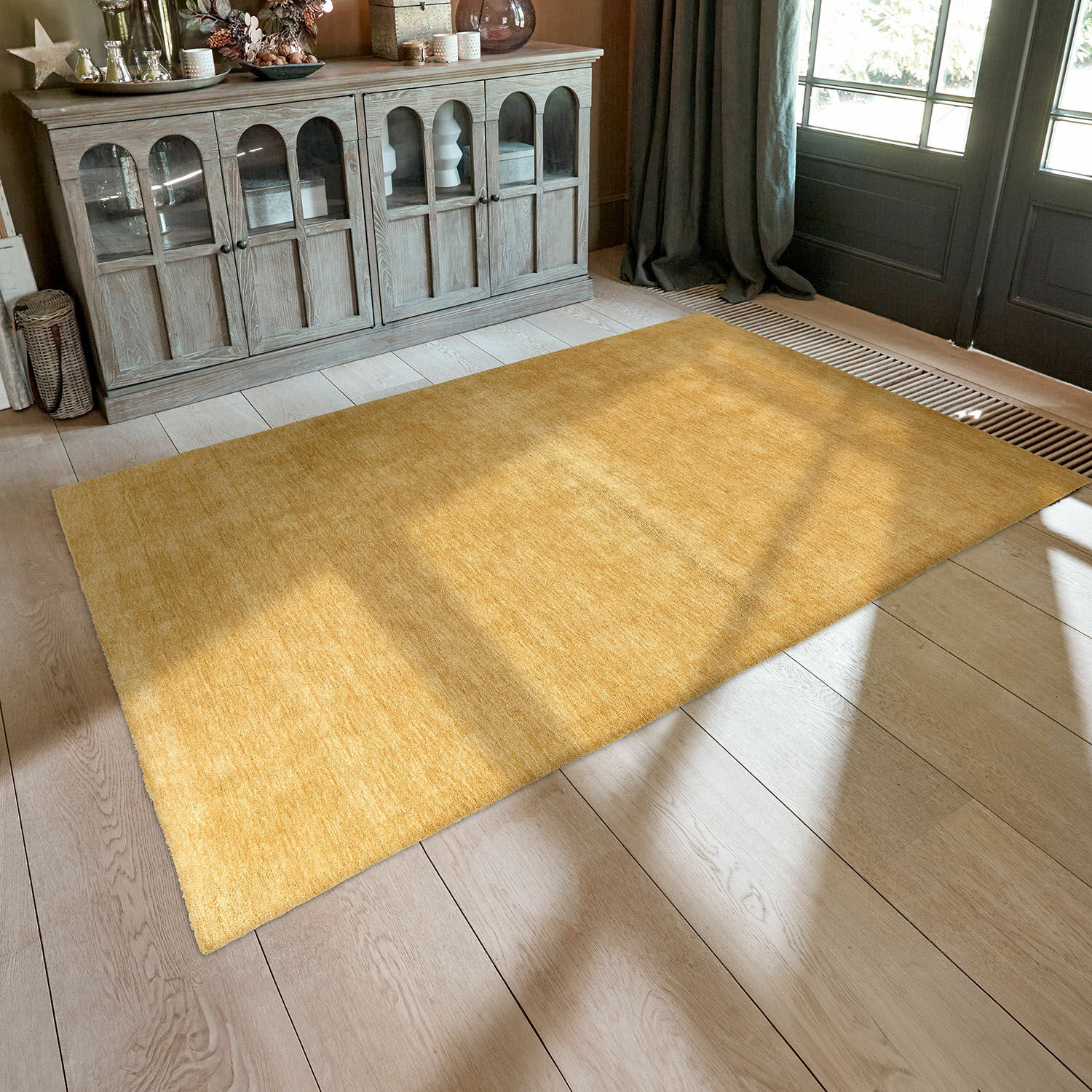 Teppich Cresil Schlichter gelber Teppich aus weichem Material auf hellem Holzboden im Wohnzimmer