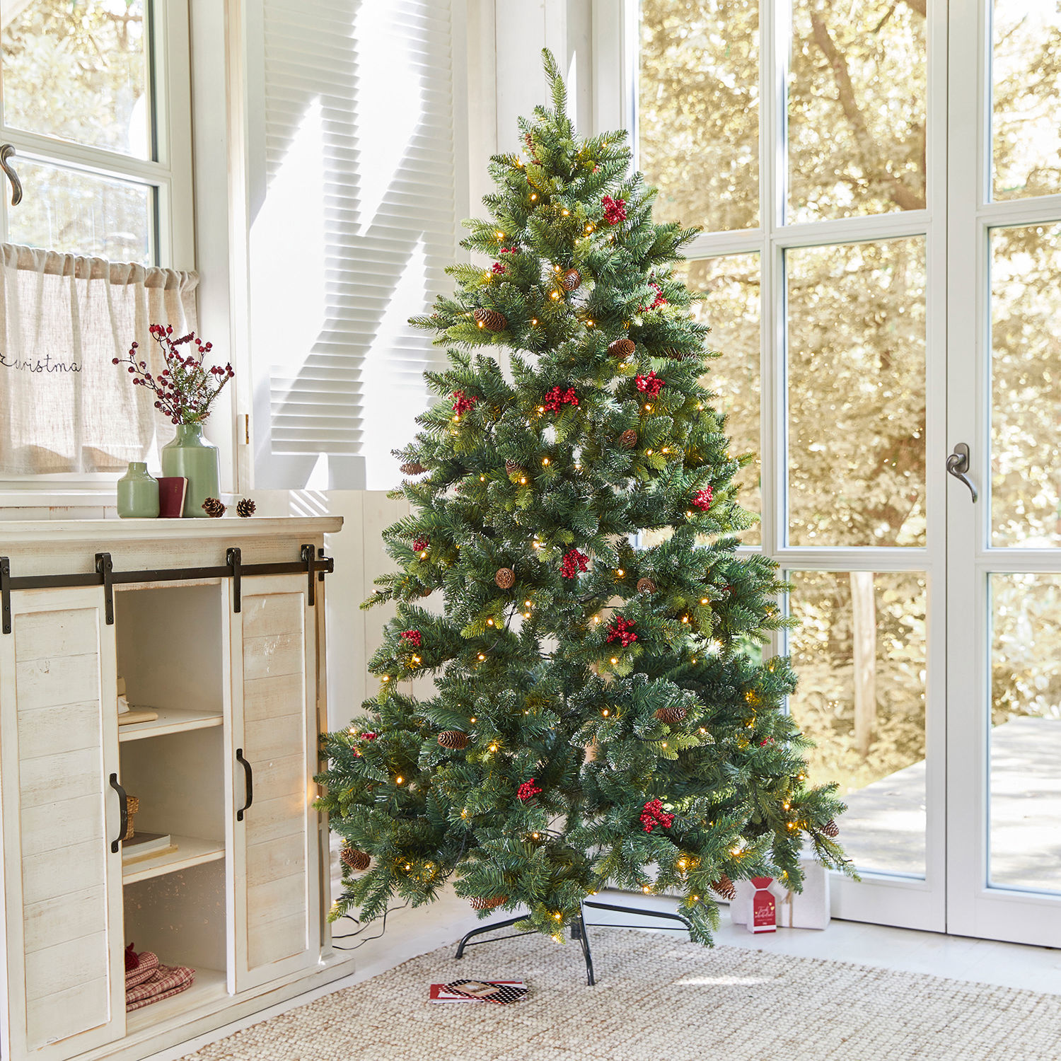 Weihnachtsbaum Bindley Künstlicher grüner Christbaum mit roten Beeren und LED-Lichtern für festliche Dekoration